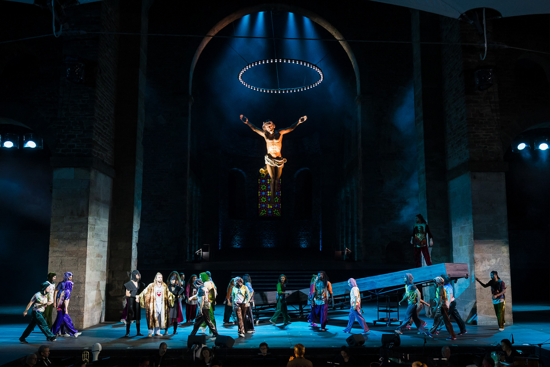 der gefangene Andreas Bongard (Jesus von Nazareth) mit Soldaten während der Medienprobe zum Musical „Jesus Christ Superstar” bei den 72. Bad Hersfelder Festspielen am 29. Juni 2023 in der Stiftsruine Bad Hersfeld / Hessen / Deutschland