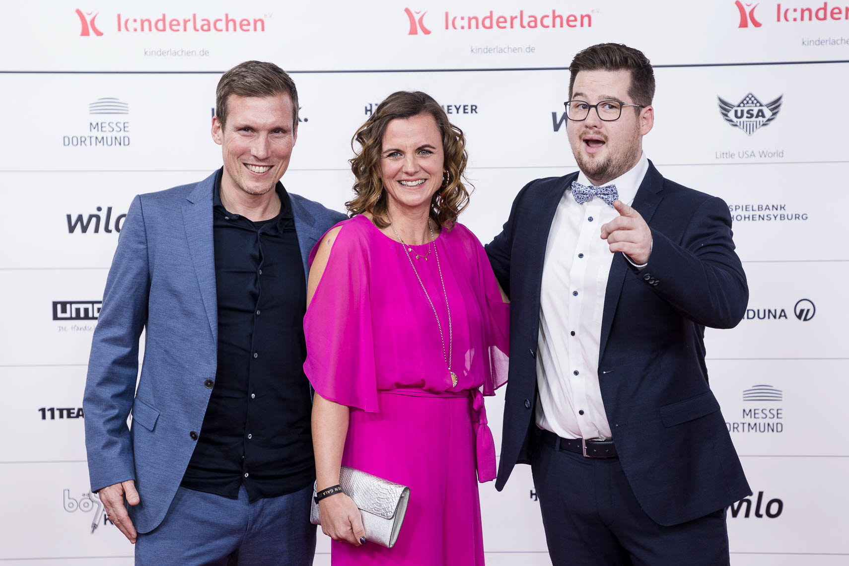 Hannes und Julia Wolf mit Chris Tall auf dem Roten Teppich bei der 19. Kinderlachen-Gala in Dortmund