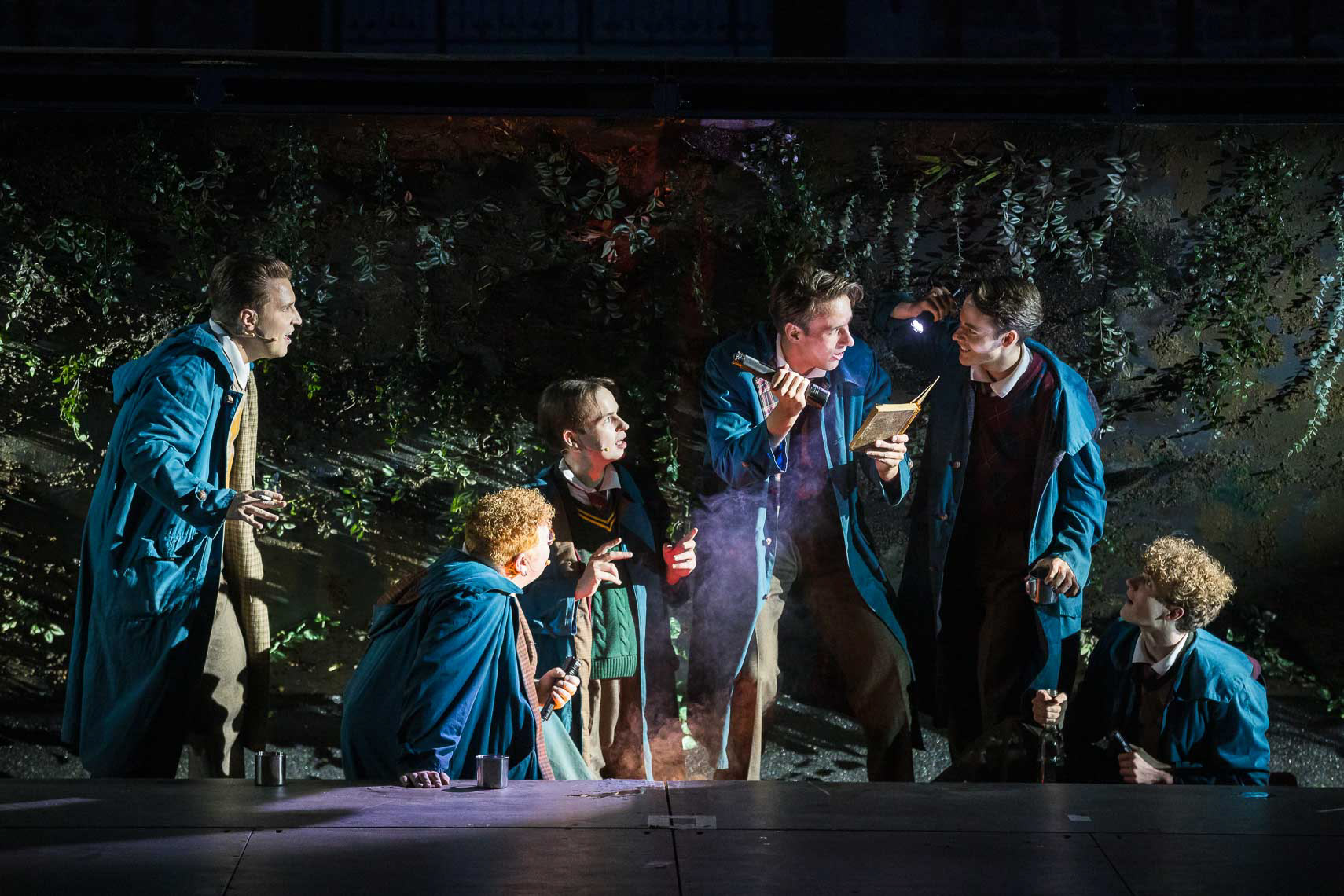 Luke Bischof (als Charlie Dalton) mit Nils Eric Müller (als Steven Meeks), Stefan Reis (als Richard Cameron), Till Timmermann (als Neil Perry), Fabian Hanis (als Knox Overstreet) und Nico Kleemann (als Todd Anderson) während der Generalprobe zum „Club der Toten Dichter”; bei den 72. Bad Hersfelder Festspiele in der Stifttsruine.