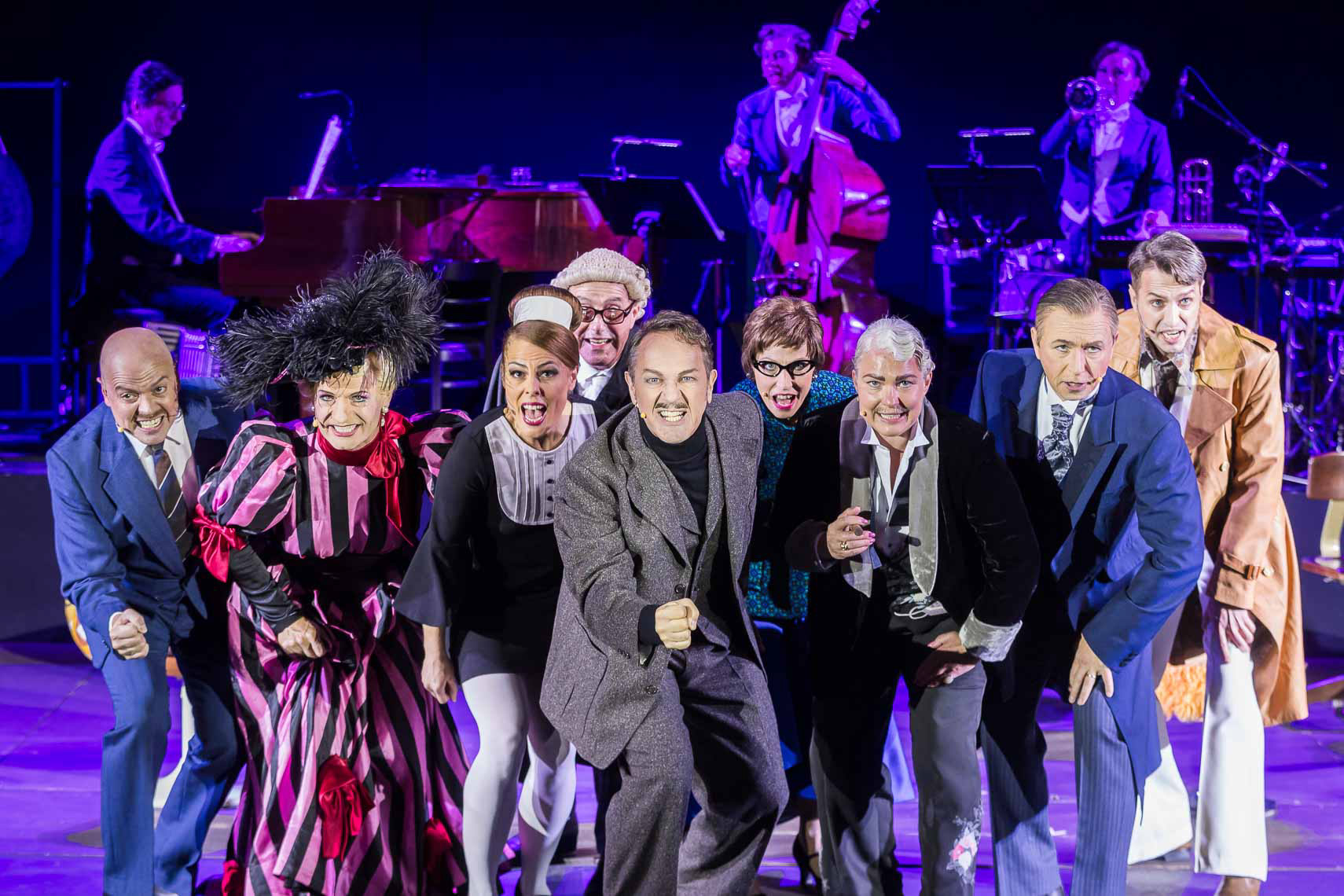Franz Frickel (als Frank, Gefängnisdirektor), Christoph Marti (als Rosalinde von Eisenstein), Gabriela Ryffel (als Adele, Rosalindes Stubenmädchen), Stefan Kurt (als Dr. Blind, Advokat), Max Gertsch (als Dr. Falke, Notar), Nini Stadlmann (als Ida, Adeles Schwester), Stefanie Dietrich (als Prinz Orlofsky), Tobias Bonn (als Gabriel von Eisenstein) und Alen Hodzovic (als Alfred) während der Medienprobe zu der Operette von Johann Strauss „Die Rache der Fledermaus” bei den 72. Bad Hersfelder Festspielen am 10. August 2023 in der Stiftsruine Bad Hersfeld / Hessen / Deutschland