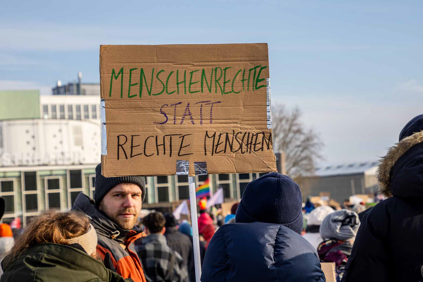 Rund 15.000 Menschen versammelten sich vor dem Staatstheater am Friedrichsplatz zu einer Kundgebung gegen Rechtsextremismus und die AfD. Die vom Bündnis “Kassel steht zusammen” organisierte Demonstration übertraf die ursprünglich angemeldeten 1.000 Teilnehmer um das 15-fache. Oberbürgermeister Sven Schoeller (Grüne) betonte in seiner Rede die Bedeutung der Demokratie und der Unantastbarkeit der Menschenwürde. Die friedliche Demonstration war Teil der bundesweiten Protestwelle gegen die durch die Correctiv-Recherche bekannt gewordenen Deportationspläne von Rechtsextremen. 20. Januar 2024, Kassel / Hessen / Deutschland