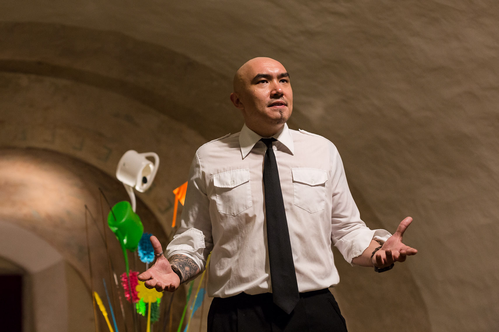 Andrés Mendez als Museumswärter Dave Holy in "Nipplejesus", dem Rahmenprogramm in der Kapelle in der Galerie im Stift während der 69. Bad Hersfelder Festspiele am 25. Juli 2019 in Bad Hersfeld / Hessen / Deutschland