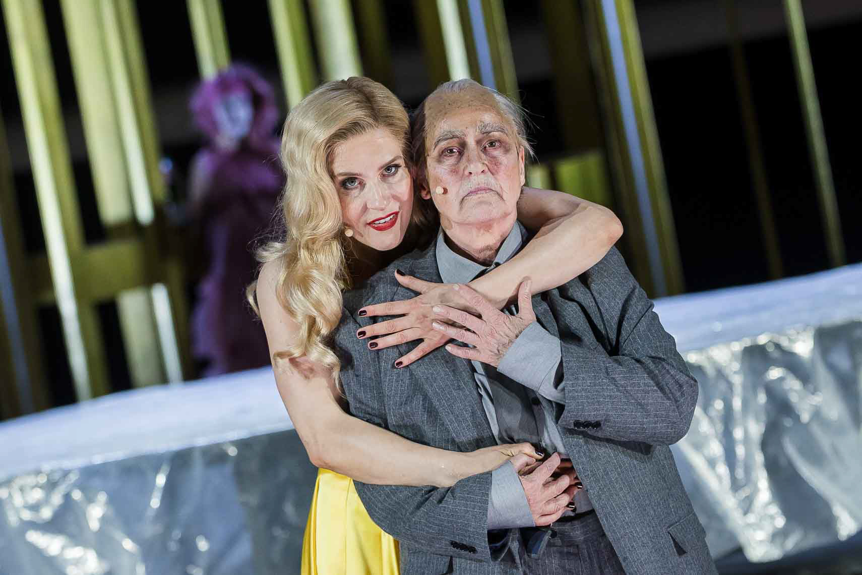 Katrin Röver (Goneril) mit Charlotte Schwab (König Lear) während der Medienprobe zu „König Lear” bei den 72. Bad Hersfelder Festspiele am 28. Juni 2023 in der Stiftsruine Bad Hersfeld / Hessen / Deutschland