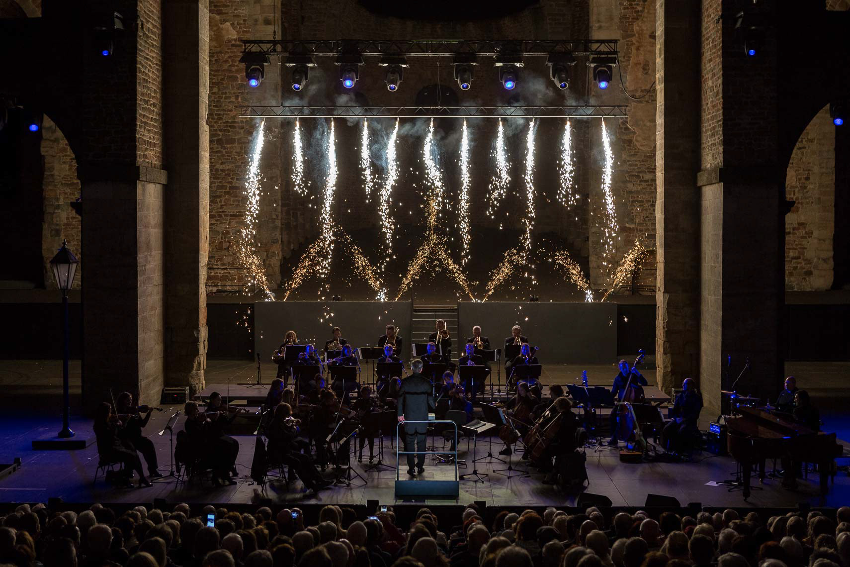 Feuerwerk während der Abschlußgala „Finale Furioso” der 69. Bad Hersfelder Festspiele am 01. September 2019 in der Stiftsruine Bad Hersfeld / Hessen / Deutschland