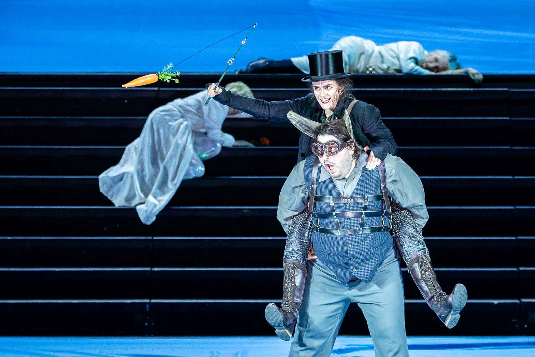 Peter Englert (Niklas Zettel) mit Anna Graenzer (Puck), Generalprobe "Sommernachtsträume" bei den 74. Bad Hersfelder Festspiele 2025, 18. Juni 2025, Stiftsruine Bad Hersfeld / Hessen / Deutschland