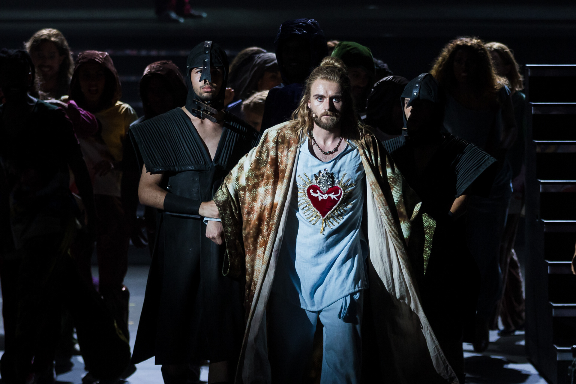 der gefangene Andreas Bongard (Jesus von Nazareth) mit Soldaten während der Medienprobe zum Musical „Jesus Christ Superstar” bei den 72. Bad Hersfelder Festspielen am 29. Juni 2023 in der Stiftsruine Bad Hersfeld / Hessen / Deutschland