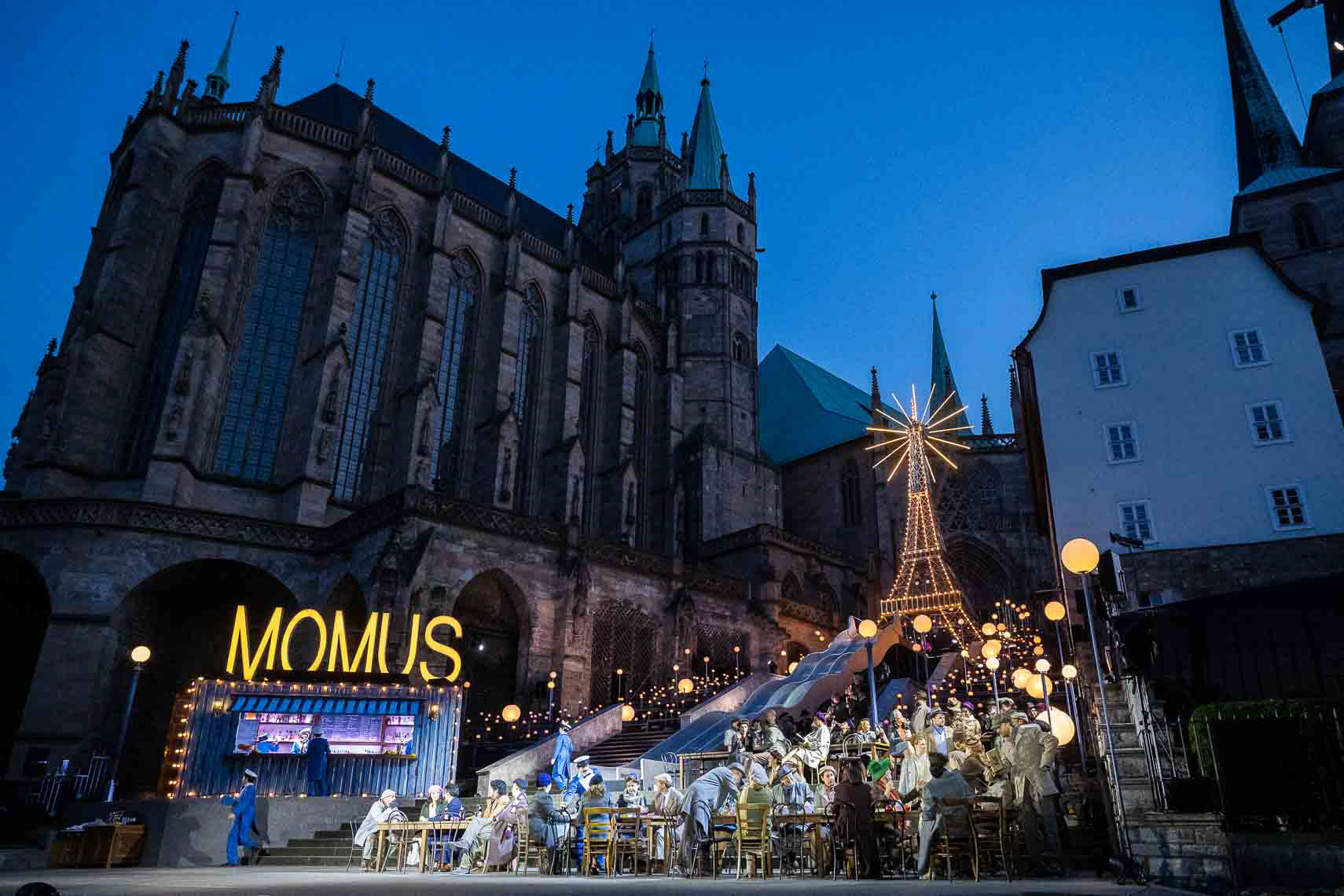 Ensemble während der Generalprobe zu "La Bohème" bei den 32. Domstufen-Festspiele, aufgenommen am 06. August 2025 in Erfurt (Thüringen).