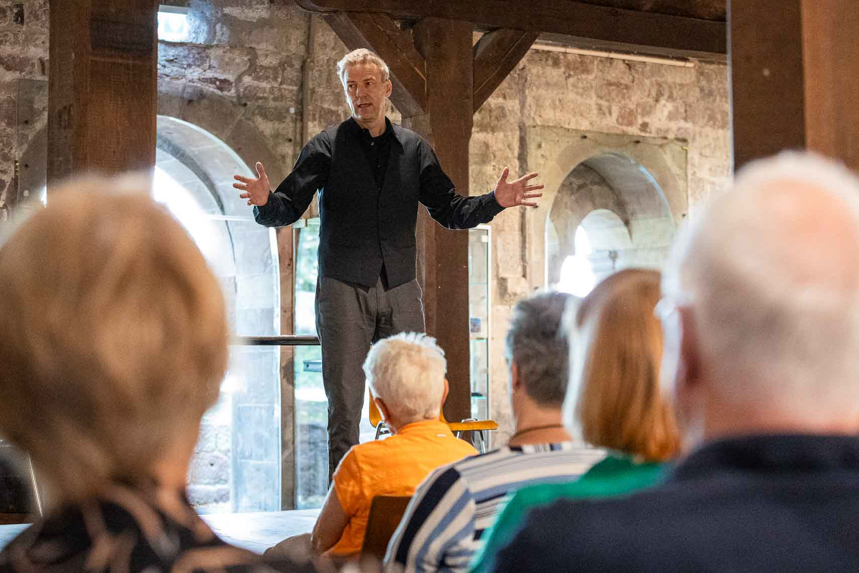 Alexander Netschajew während der literarisch-musikalischen Matinee „Die Freiheit hat man satt am End`“ zum Ende der Ende der nationalsozialistischen Gewaltherrschaft in Deutschland im Kapitelsaal des Museums im Stiftsbezirk, aufgenommen am 10. August 2025 in Bad Hersfeld / Hessen / Deutschland
