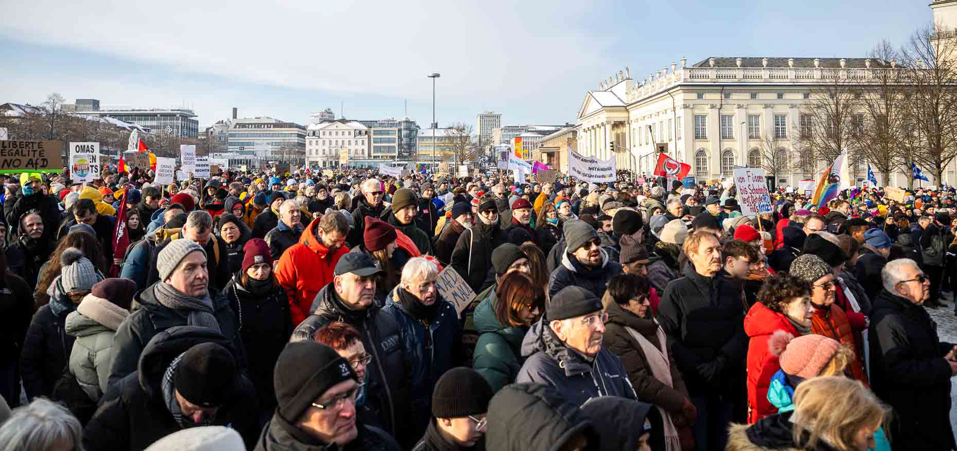 Rund 15.000 Menschen versammelten sich vor dem Staatstheater am Friedrichsplatz zu einer Kundgebung gegen Rechtsextremismus und die AfD. Die vom Bündnis “Kassel steht zusammen” organisierte Demonstration übertraf die ursprünglich angemeldeten 1.000 Teilnehmer um das 15-fache. Oberbürgermeister Sven Schoeller (Grüne) betonte in seiner Rede die Bedeutung der Demokratie und der Unantastbarkeit der Menschenwürde. Die friedliche Demonstration war Teil der bundesweiten Protestwelle gegen die durch die Correctiv-Recherche bekannt gewordenen Deportationspläne von Rechtsextremen. 20. Januar 2024, Kassel / Hessen / Deutschland