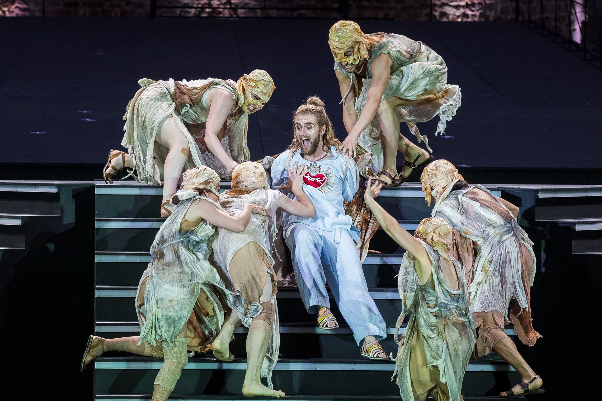 Andreas Bongard (Jesus von Nazareth) mit kranken Menschen während der Medienprobe zum Musical „Jesus Christ Superstar” bei den 72. Bad Hersfelder Festspielen am 29. Juni 2023 in der Stiftsruine Bad Hersfeld / Hessen / Deutschland