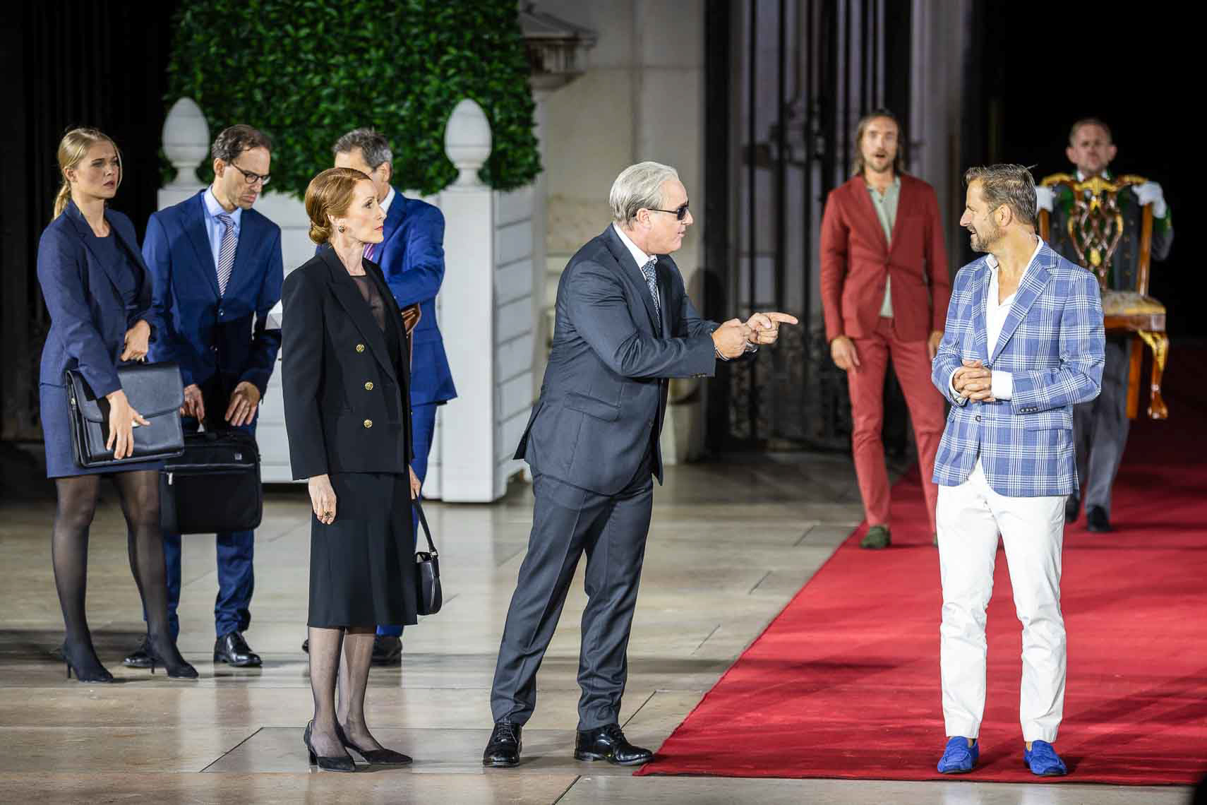 Nicole Beutler (Des Schuldknechts Weib), Arthur Klemt (Ein Schuldknecht), Christoph Luser (Jedermanns guter Gesell) und Philipp Hochmair (Jedermann) während der Generalprobe zu "Jedermann - Das Spiel vom Sterben des Reichen Mannes" nach Hugo von Hofmannsthal (1874 - 1929) bei den Salzburger Festpielen am 15. Juli 2025 auf dem Domplatz Salzburg / Land Salzburg / Österreich