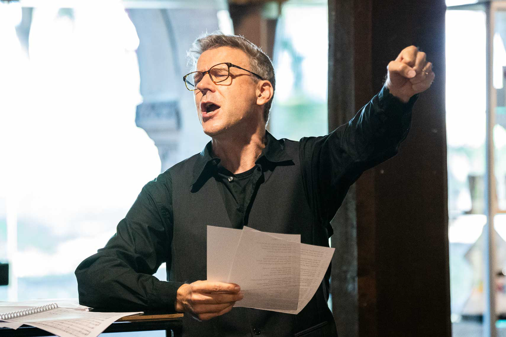 Alexander Netschajew während der literarisch-musikalischen Matinee „Die Freiheit hat man satt am End`“ zum Ende der Ende der nationalsozialistischen Gewaltherrschaft in Deutschland im Kapitelsaal des Museums im Stiftsbezirk, aufgenommen am 10. August 2025 in Bad Hersfeld / Hessen / Deutschland