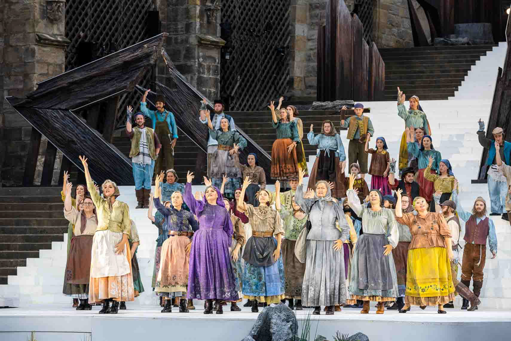 Ensemble während der Generalprobe zu "Anatevka (Fiddler on the Roof)" bei den Domstufen-Festspielen des Theater Erfurt am 31. Juli 2024 in Erfurt / Thüringen / Deutschland