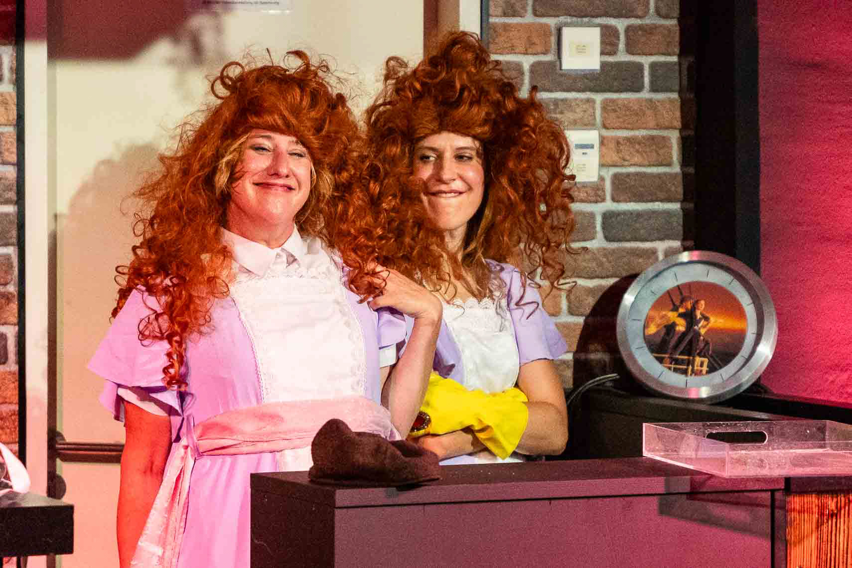 Silke Buchholz (Alberta) und Antonia Schirmeister (Elli) während der Premiere von „Titanic - Schöne Menschen spielen große Gefühle“ bei den 74. Bad Hersfelder Festspiele im Konrads im Schilde-Park, aufgenommen am 14. August 2025 in Bad Hersfeld (Hessen).