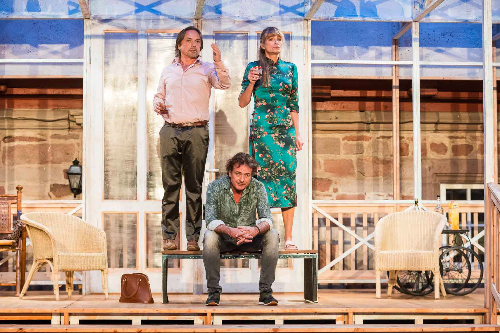 Sebastian Goder (als Etienne) mit Pascal Breuer (als Richard) und Alexandra Kamp (als Claire) während der Medienprobe zu „Nein zum Geld!” bei den 72. Bad Hersfelder Festspielen am 26. Juli 2023, Bad Hersfeld / Hessen / Deutschland