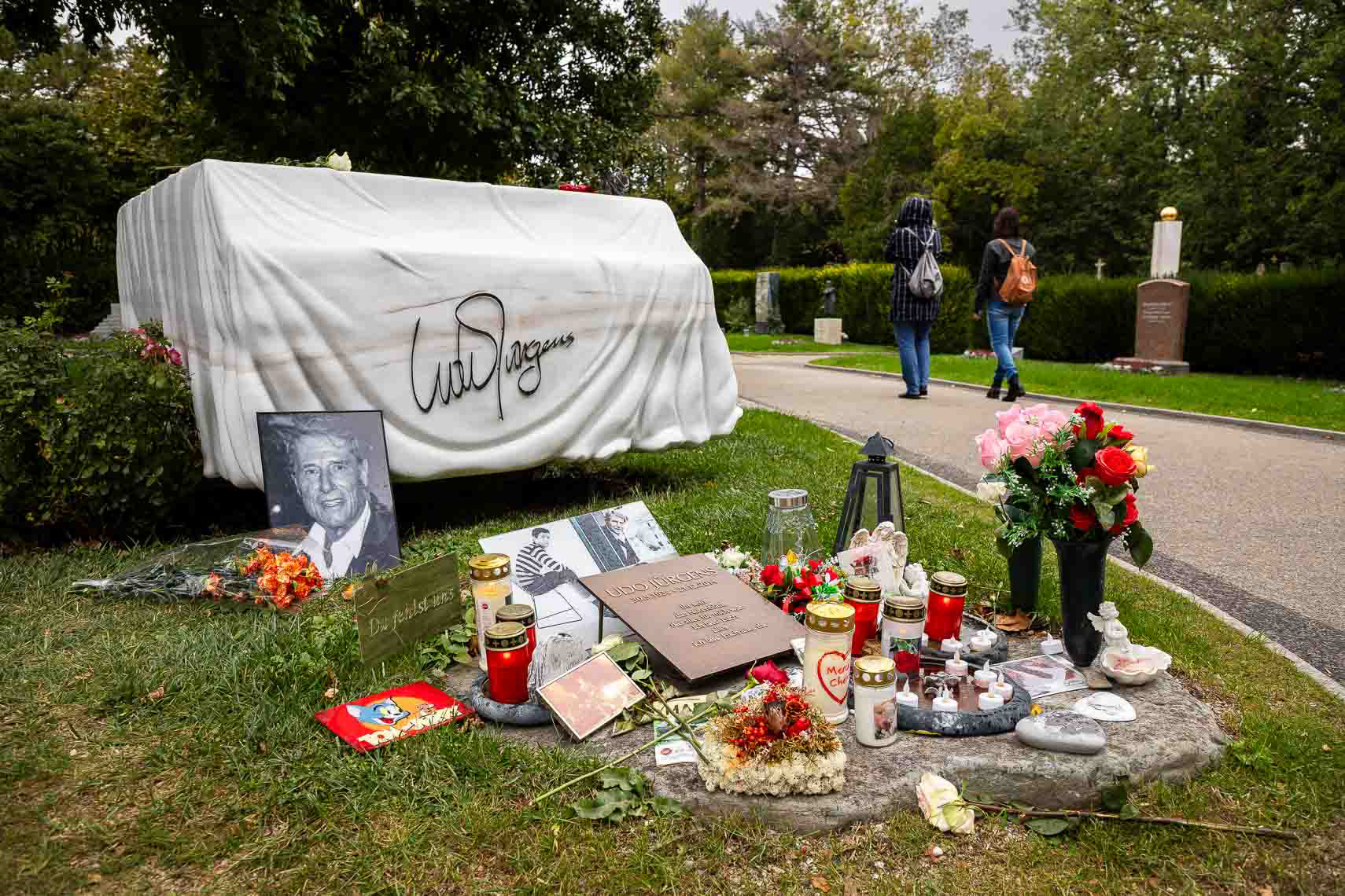 Grabstätte von Udo Jürgens (1934 - 2014) auf dem Zentralfriedhof Wien in Gruppe 33 G, Platz 85. Sein Ehrengrab wurde von seinem Bruder, Manfred Bockelmann, gestaltet und trägt die Inschrift „Ich lass' euch alles da“ aus seinem Liedtext. Die Urne ist in der Form eines Klaviers aus Laaser Marmor eingelassen.