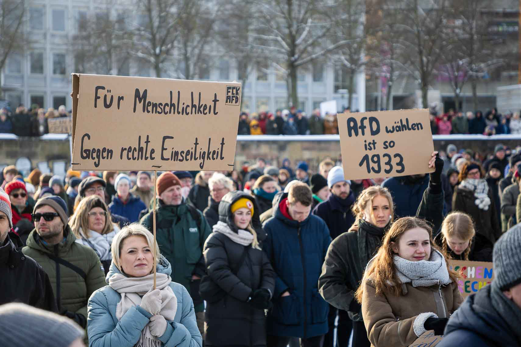 Rund 15.000 Menschen versammelten sich vor dem Staatstheater am Friedrichsplatz zu einer Kundgebung gegen Rechtsextremismus und die AfD. Die vom Bündnis “Kassel steht zusammen” organisierte Demonstration übertraf die ursprünglich angemeldeten 1.000 Teilnehmer um das 15-fache. Oberbürgermeister Sven Schoeller (Grüne) betonte in seiner Rede die Bedeutung der Demokratie und der Unantastbarkeit der Menschenwürde. Die friedliche Demonstration war Teil der bundesweiten Protestwelle gegen die durch die Correctiv-Recherche bekannt gewordenen Deportationspläne von Rechtsextremen. 20. Januar 2024, Kassel / Hessen / Deutschland