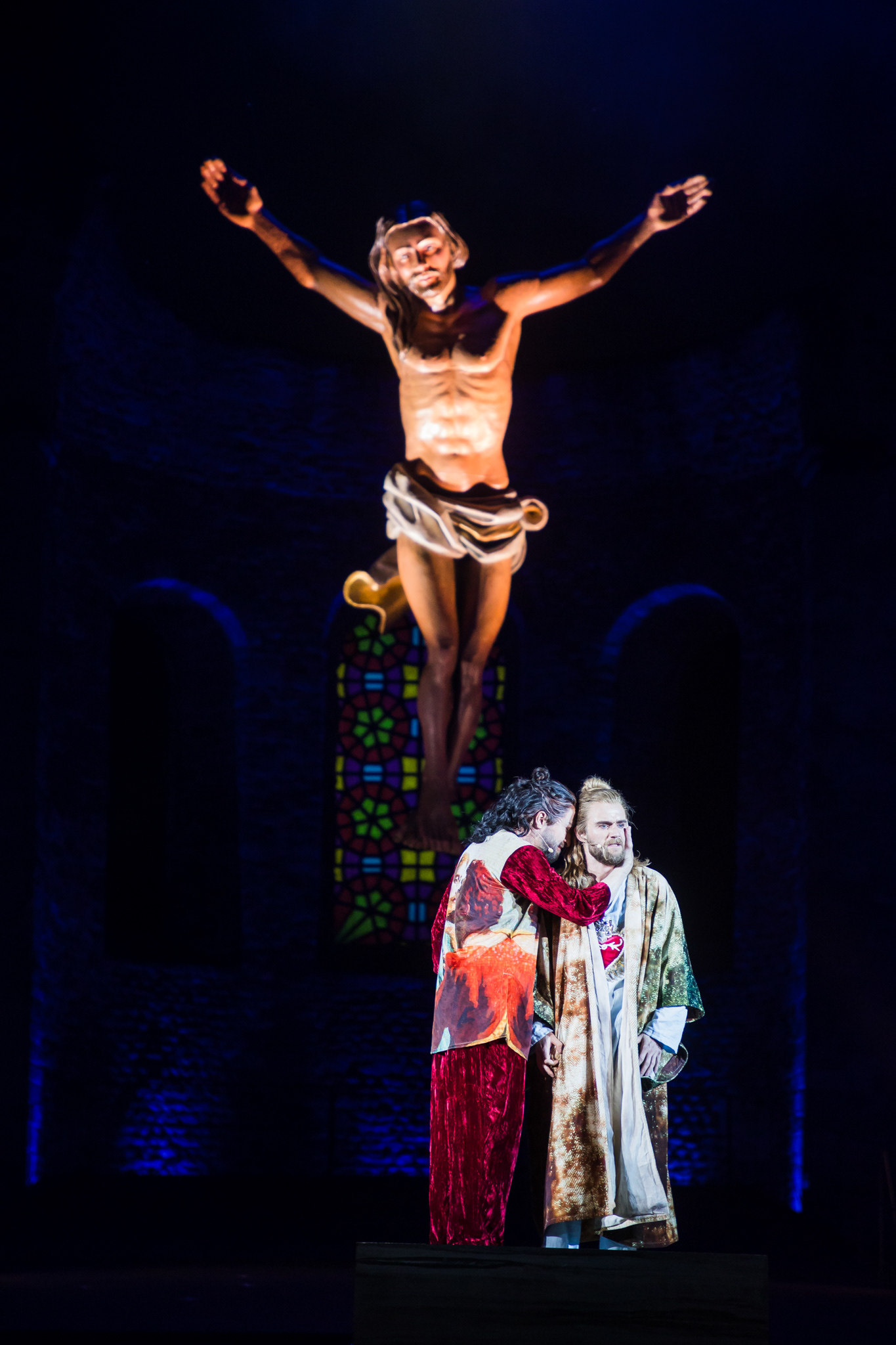 Tim Al-Windawe (Judas Ischariot) mit Andreas Bongard (Jesus von Nazareth) während der Medienprobe zum Musical „Jesus Christ Superstar” bei den 72. Bad Hersfelder Festspielen am 29. Juni 2023 in der Stiftsruine Bad Hersfeld / Hessen / Deutschland