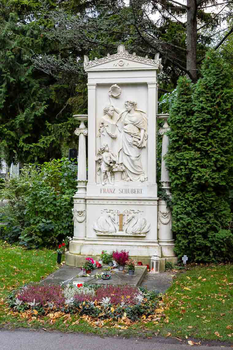 Ehrengrab von Franz Schubert (1797 - 1828) in Gruppe 32 A auf dem Wiener Zentralfriedhof. Franz Schubert war auf dem Währinger Ortsfriedhof (heute Schubertpark) in der Nähe von Ludwig van Beethovens Grab, wie es sein Wunsch war, bestattet. Die Gesellschaft der Musikfreunde in Wien sorgte für die Überführung seiner sterblichen Überreste auf den Zentralfriedhof.