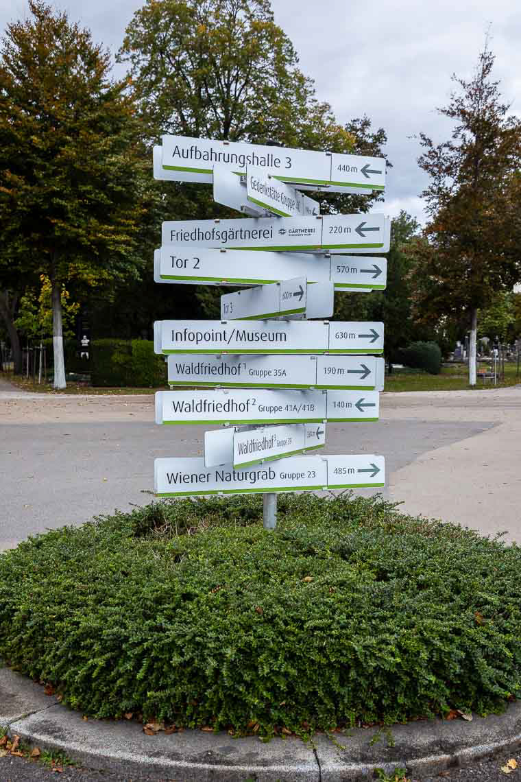 Wegweiser auf dem Zentralfriedhof Wien