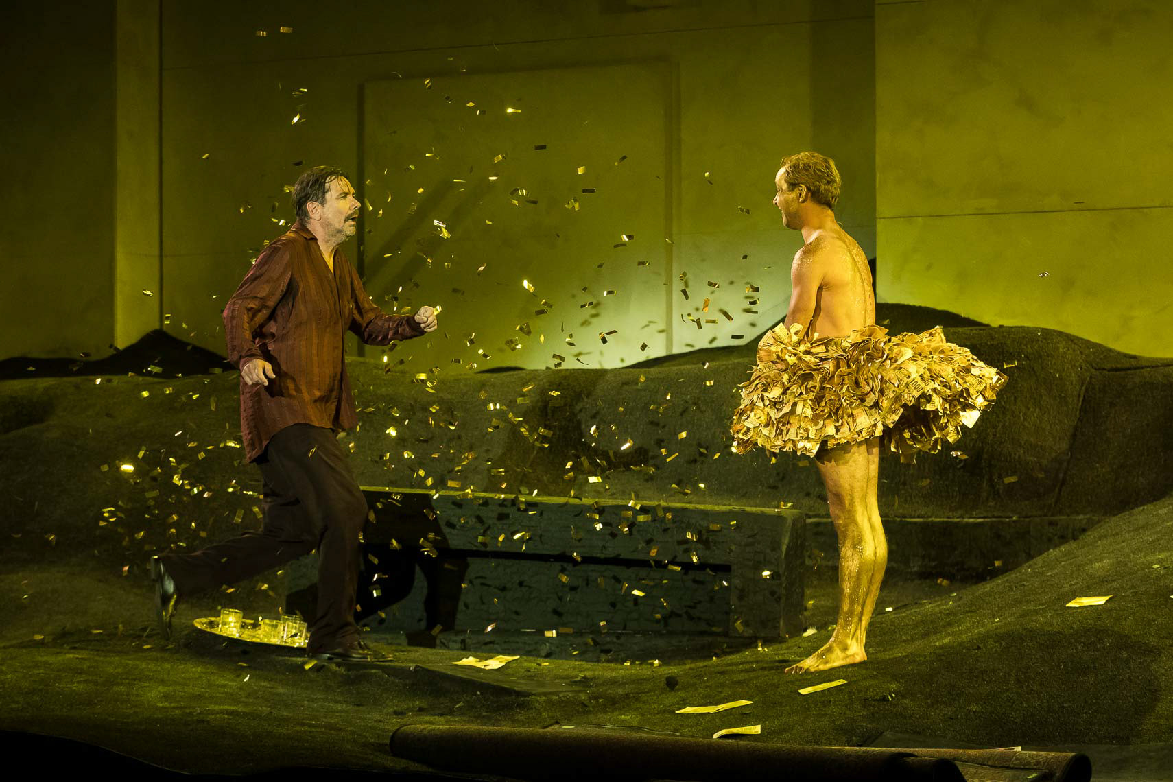 Michael Maertens (Jedermann) mit Mirco Kreibich (Mammon) während der Medienprobe / Generalprobe zu „Jedermann - Das Spiel vom Sterben des reichen Mannes” von Hugo von Hofmannsthal (1974 - -1929) bei den Salzburger Festspiele 2023