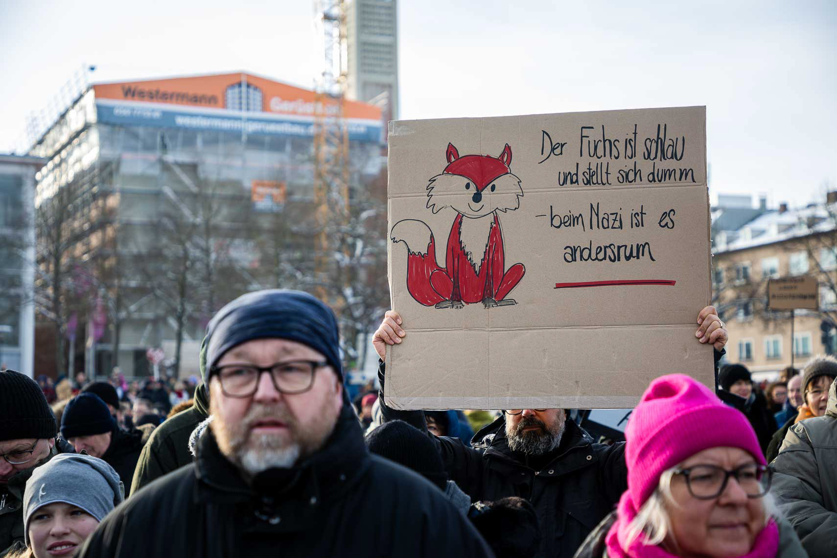 Rund 15.000 Menschen versammelten sich vor dem Staatstheater am Friedrichsplatz zu einer Kundgebung gegen Rechtsextremismus und die AfD. Die vom Bündnis “Kassel steht zusammen” organisierte Demonstration übertraf die ursprünglich angemeldeten 1.000 Teilnehmer um das 15-fache. Oberbürgermeister Sven Schoeller (Grüne) betonte in seiner Rede die Bedeutung der Demokratie und der Unantastbarkeit der Menschenwürde. Die friedliche Demonstration war Teil der bundesweiten Protestwelle gegen die durch die Correctiv-Recherche bekannt gewordenen Deportationspläne von Rechtsextremen. 20. Januar 2024, Kassel / Hessen / Deutschland