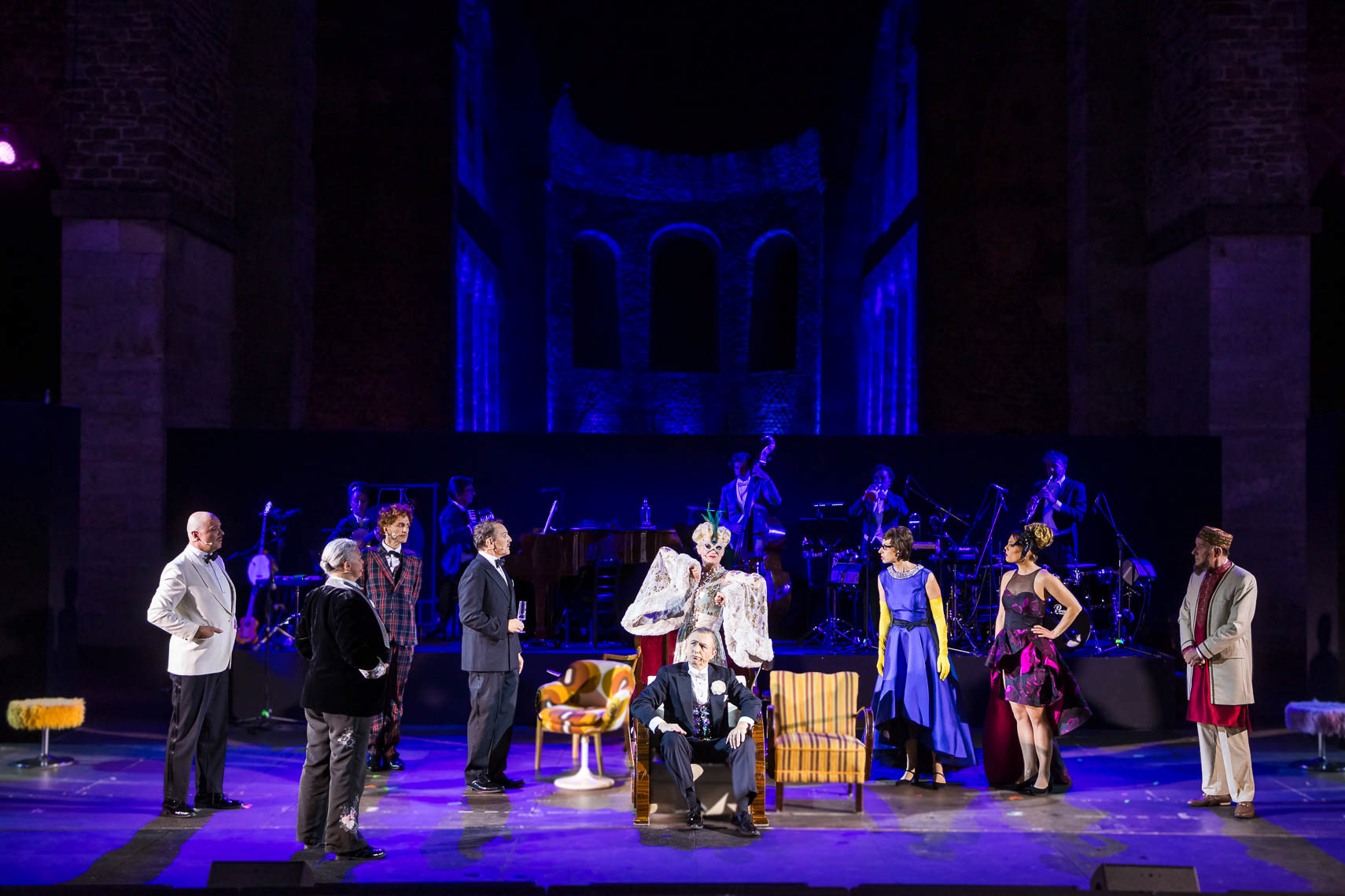 Franz Frickel (als Frank, Gefängnisdirektor), Stefanie Dietrich (als Prinz Orlofsky), Alen Hodzovic (als Alfred, Sänger, Murray, Schotte), Max Gertsch (als Dr. Falke, Notar), Christoph Marti (als Rosalinde von Eisenstein), Tobias Bonn (als Gabriel von Eisenstein, Rentier), Nini Stadlmann (als Ida, Adeles Schwester), Gabriela Ryffel (als Adele, Rosalindes Stubenmädchen), Stefan Kurt (als Dr. Blind, Advokat, Frosch, Gefängniswärter)