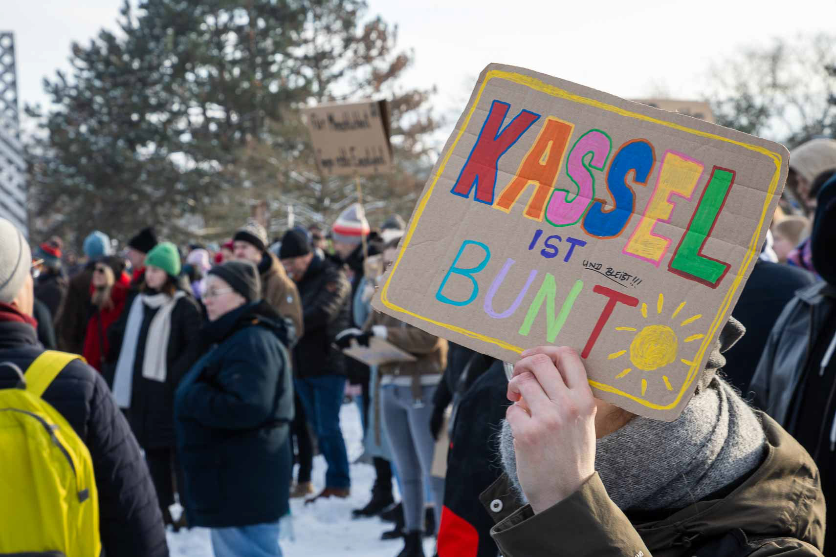 Rund 15.000 Menschen versammelten sich vor dem Staatstheater am Friedrichsplatz zu einer Kundgebung gegen Rechtsextremismus und die AfD. Die vom Bündnis “Kassel steht zusammen” organisierte Demonstration übertraf die ursprünglich angemeldeten 1.000 Teilnehmer um das 15-fache. Oberbürgermeister Sven Schoeller (Grüne) betonte in seiner Rede die Bedeutung der Demokratie und der Unantastbarkeit der Menschenwürde. Die friedliche Demonstration war Teil der bundesweiten Protestwelle gegen die durch die Correctiv-Recherche bekannt gewordenen Deportationspläne von Rechtsextremen. 20. Januar 2024, Kassel / Hessen / Deutschland