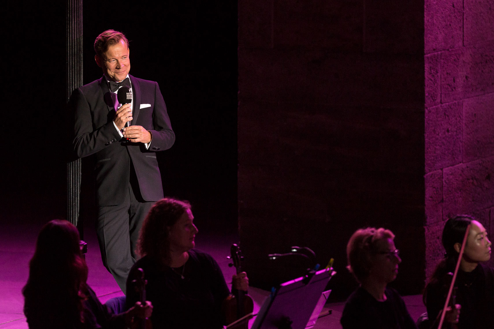 Mathias Schlung moderiert während der Abschlußgala „Finale Furioso” der 69. Bad Hersfelder Festspiele am 01. September 2019 in der Stiftsruine Bad Hersfeld / Hessen / Deutschland