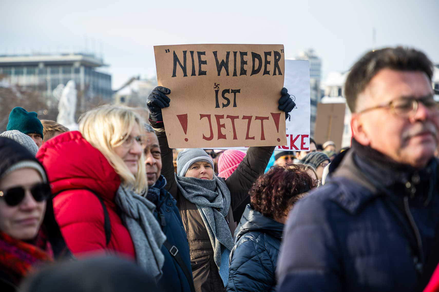 Rund 15.000 Menschen versammelten sich vor dem Staatstheater am Friedrichsplatz zu einer Kundgebung gegen Rechtsextremismus und die AfD. Die vom Bündnis “Kassel steht zusammen” organisierte Demonstration übertraf die ursprünglich angemeldeten 1.000 Teilnehmer um das 15-fache. Oberbürgermeister Sven Schoeller (Grüne) betonte in seiner Rede die Bedeutung der Demokratie und der Unantastbarkeit der Menschenwürde. Die friedliche Demonstration war Teil der bundesweiten Protestwelle gegen die durch die Correctiv-Recherche bekannt gewordenen Deportationspläne von Rechtsextremen. 20. Januar 2024, Kassel / Hessen / Deutschland