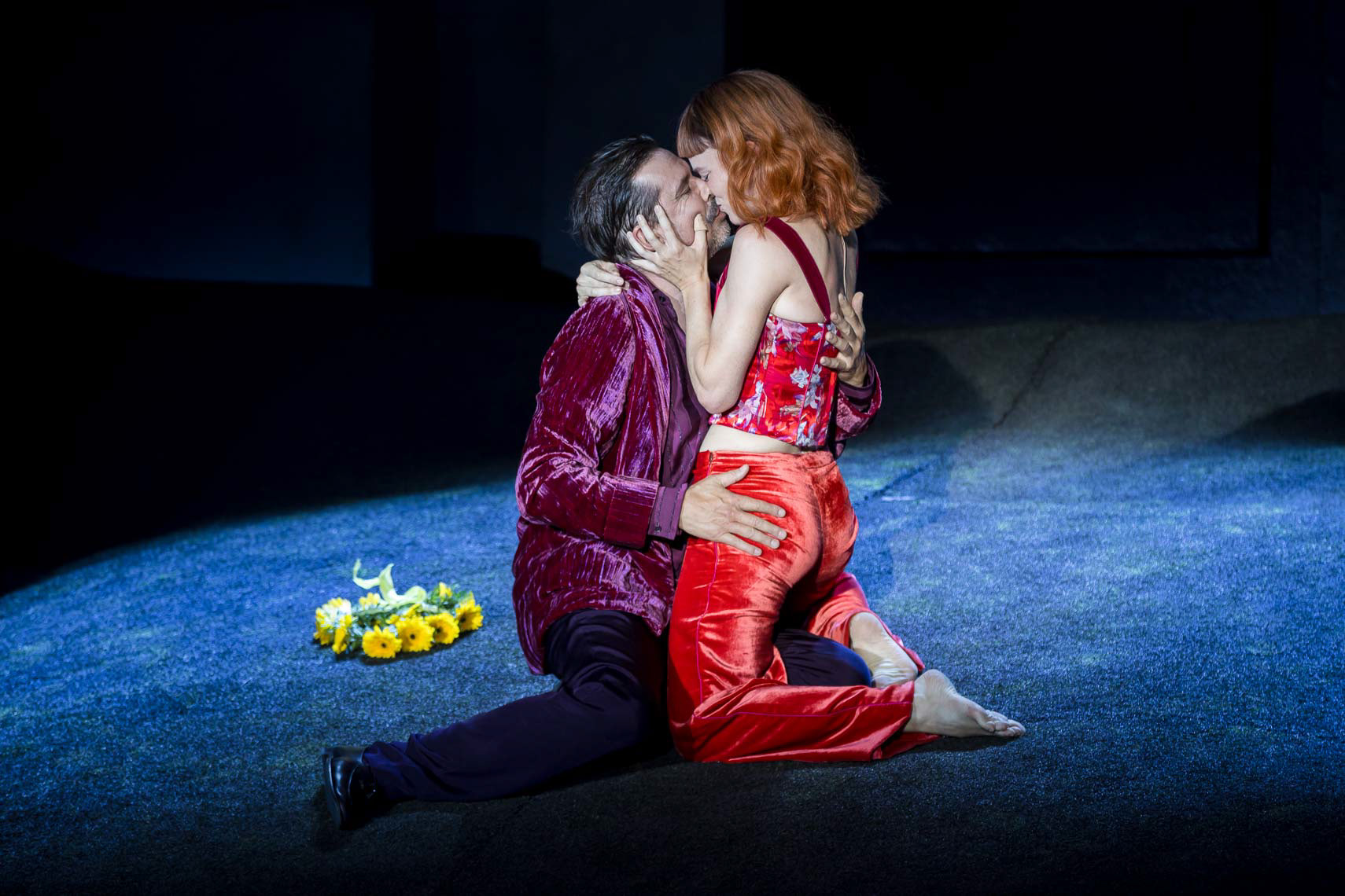 Michael Maertens (Jedermann) mit Valerie Pachner (Buhlschaft) während der Medienprobe / Generalprobe zu „Jedermann - Das Spiel vom Sterben des reichen Mannes” von Hugo von Hofmannsthal (1974 - -1929) bei den Salzburger Festspiele 2023