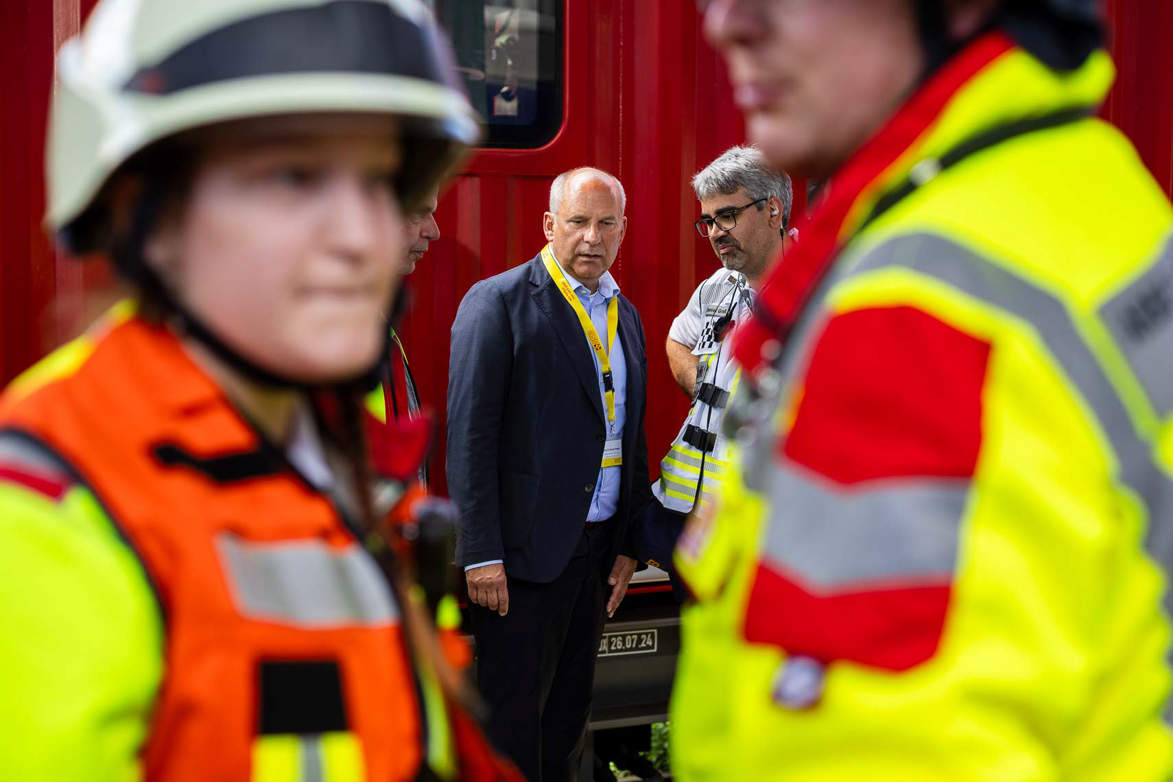 Der hessische Heimatschutzminister Roman Poseck lässt sich von Daniel Groß (stellvertretender Landesgeschäftsführer und Landesrettungsdienstleiter ASB Baden-Württemberg) das Szenario zeigen.