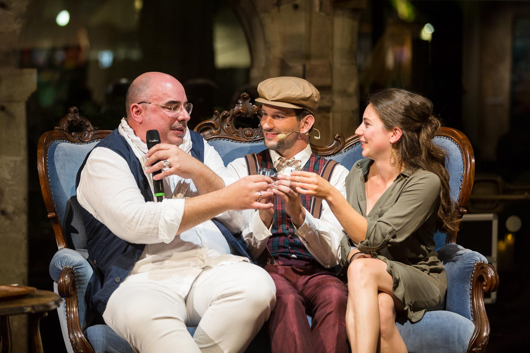Schauspieler Robert Joseph Bartl, Gastgeber Dominik Mäcke mit Schauspielerin Natalja Joselewitsch