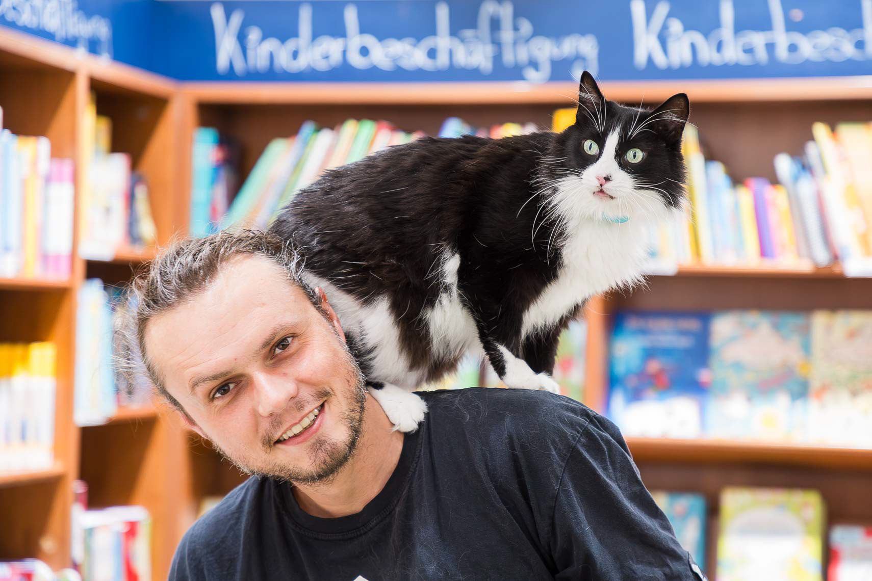Globetrotter Martin Klauka (37) reiste auf dem Motorrad mit seinem Kater Mogli (6) fünf Jahre durch 22 Länder (Europa, Türkei, Iran, Dubai, Pakistan, Indien und Nepal). Der ehemalige Mitarbeiter einer Spedition reiste mit dem Motorrad und fand den damals kleinen Kater in Marokko. Zurück in Deutschland veröffentlichte er sein Buch „Einmal mit der Katze um die halbe Welt: Meine unglaublichen Erlebnisse mit Mogli”, welches er nun auf seiner Deutschlandreise vorstellt.