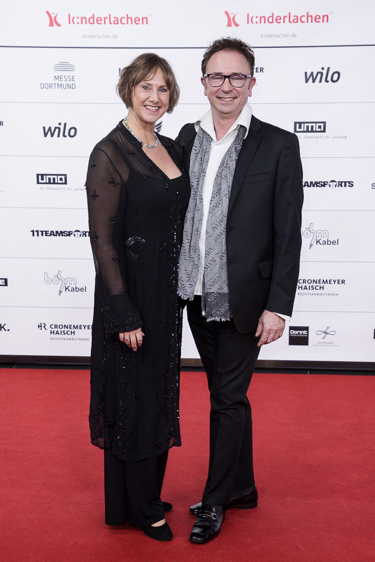 Marina Kielmann mit Oliver Bennemann auf dem Roten Teppich bei der 19. Kinderlachen-Gala in Dortmund