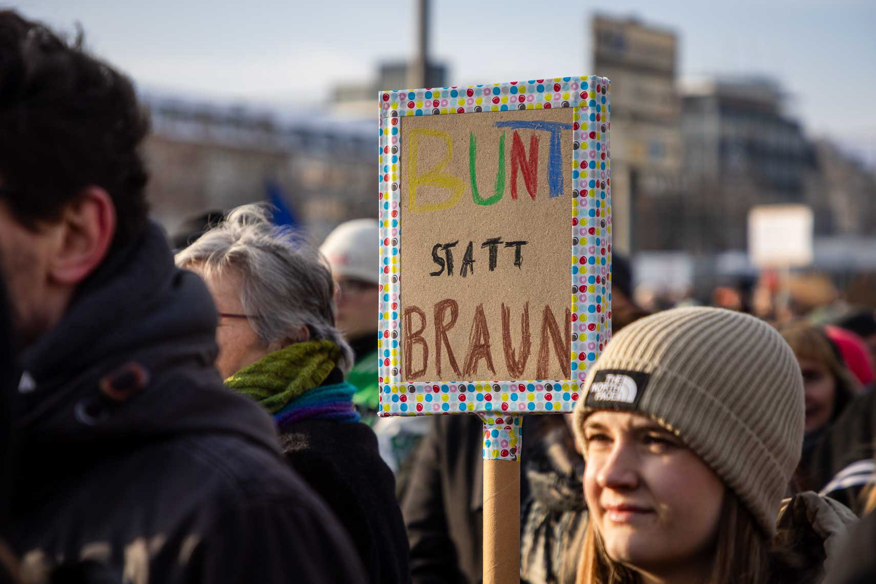 Rund 15.000 Menschen versammelten sich vor dem Staatstheater am Friedrichsplatz zu einer Kundgebung gegen Rechtsextremismus und die AfD. Die vom Bündnis “Kassel steht zusammen” organisierte Demonstration übertraf die ursprünglich angemeldeten 1.000 Teilnehmer um das 15-fache. Oberbürgermeister Sven Schoeller (Grüne) betonte in seiner Rede die Bedeutung der Demokratie und der Unantastbarkeit der Menschenwürde. Die friedliche Demonstration war Teil der bundesweiten Protestwelle gegen die durch die Correctiv-Recherche bekannt gewordenen Deportationspläne von Rechtsextremen. 20. Januar 2024, Kassel / Hessen / Deutschland