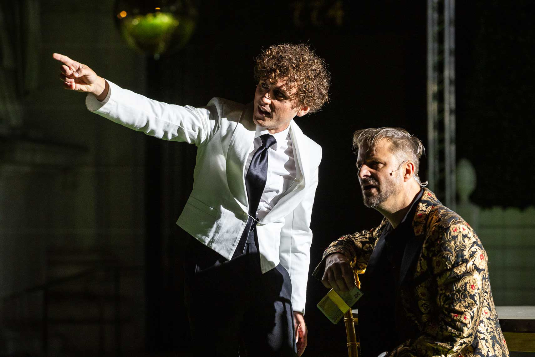 Dominik Dos-Reis (Tod) und Philipp Hochmair (Jedermann) während der Generalprobe zu "Jedermann - Das Spiel vom Sterben des Reichen Mannes" von Hugo von Hofmannsthal (1874 - 1929) bei den Salzburger Festspielen 2024 auf dem Domplatz, aufgenommen am 17. Juli 2024 in Salzburg (Land Salzburg / Österreich).