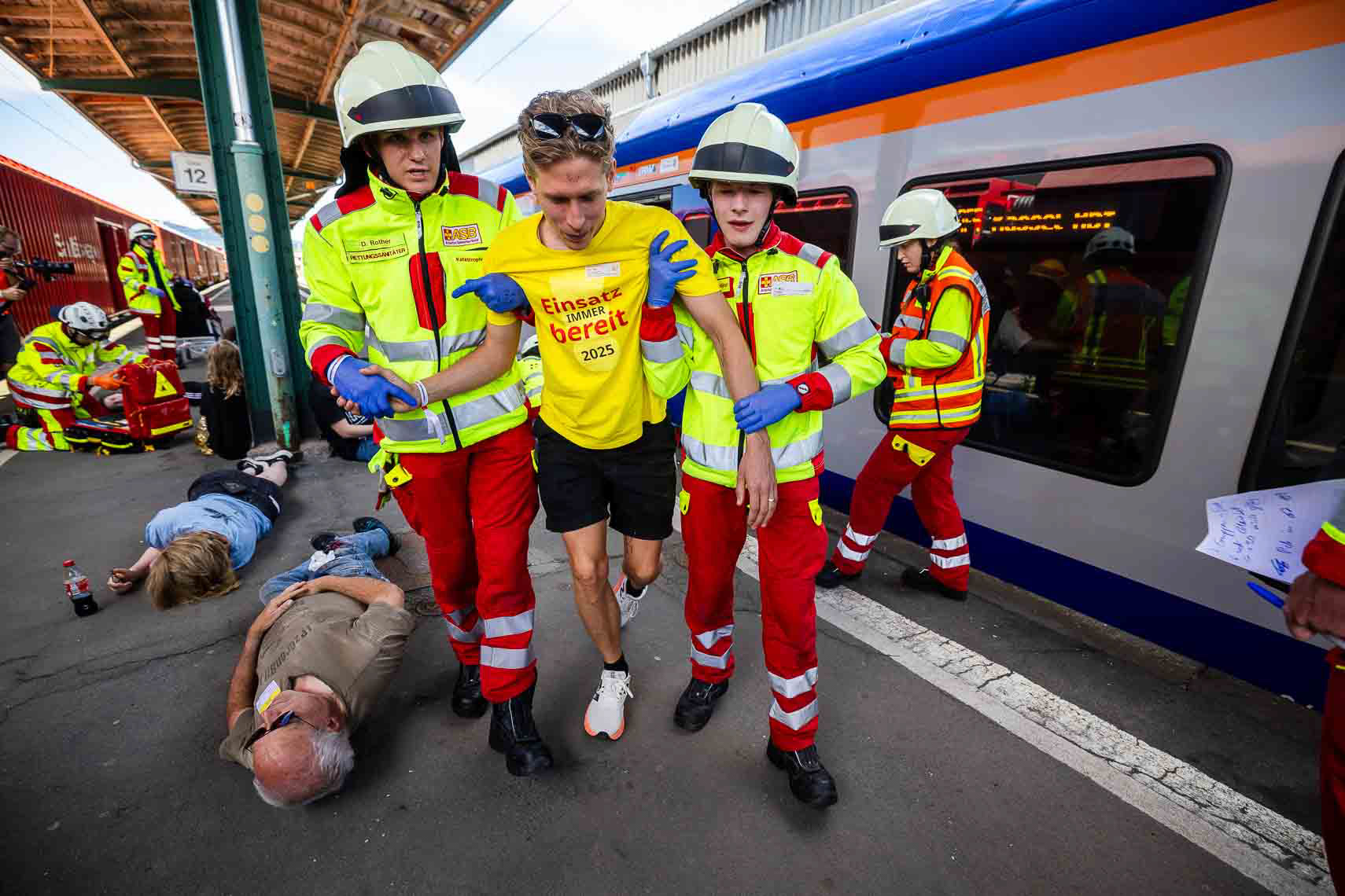Im Rahmen der ASB-Bundesgroßübung wurde am Hauptbahnhof Kassel ein schwerer Bahnunfall mit zahlreichen Verletzten simuliert. Einsatzkräfte von ASB und anderen Hilfsorganisationen koordinierten die Evakuierung, Erstversorgung und den Abtransport der Betroffenen. Ziel der Übung war die Verbesserung der Zusammenarbeit und Transportlogistik bei einem Massenanfall von Verletzten. 27. Juni 2025, Kassel / Hessen / Deutschland