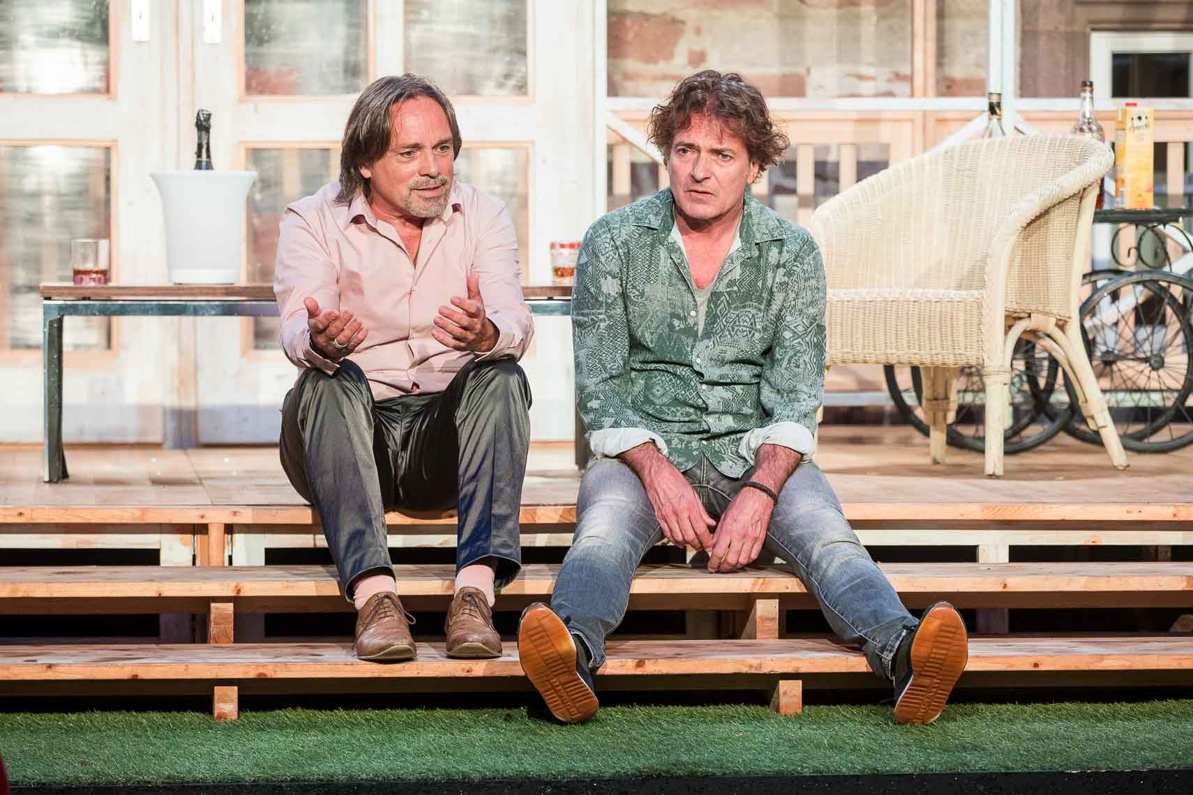Sebastian Goder (als Etienne) mit Pascal Breuer (als Richard) während der Medienprobe zu „Nein zum Geld!” bei den 72. Bad Hersfelder Festspielen am 26. Juli 2023, Bad Hersfeld / Hessen / Deutschland