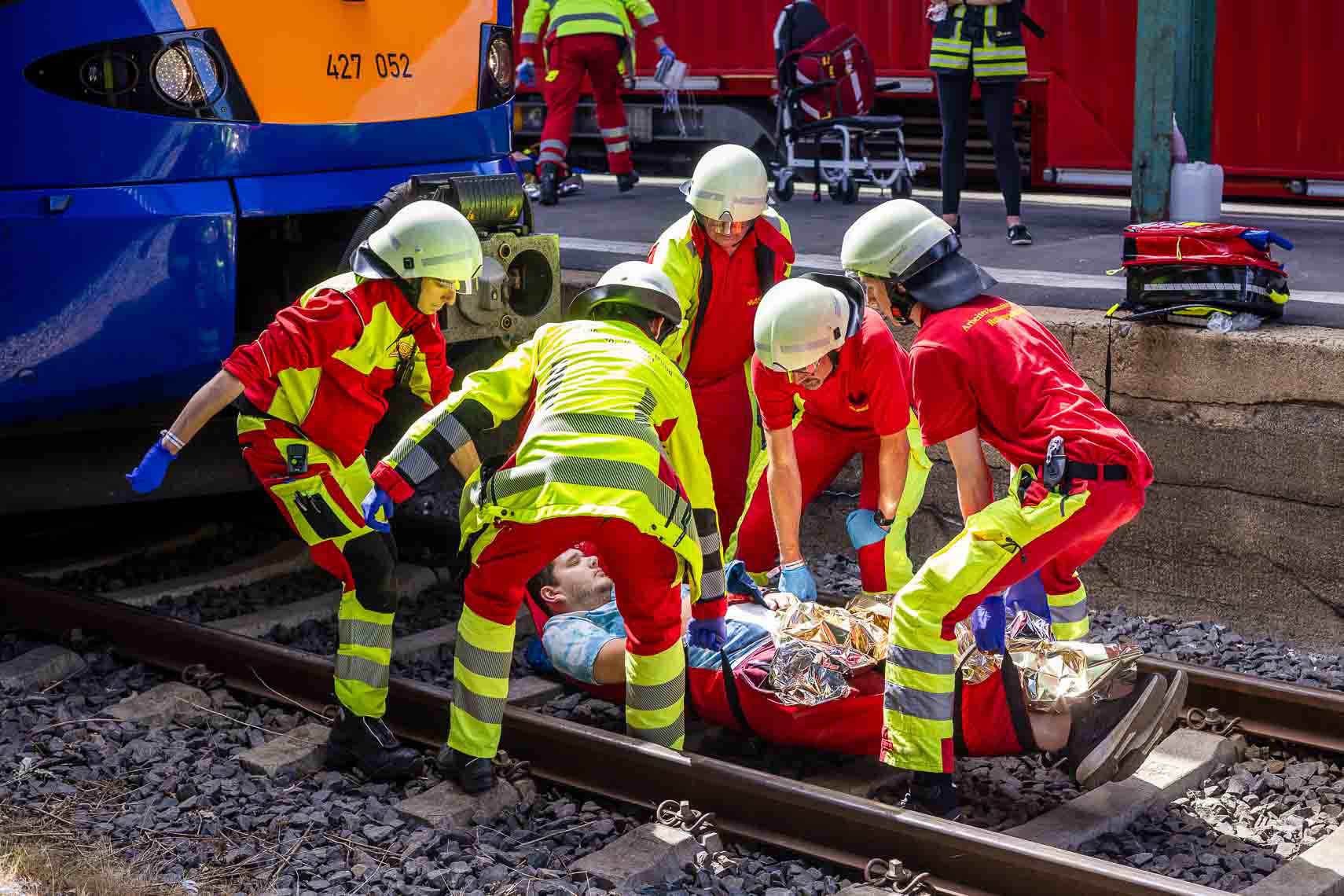 Im Rahmen der ASB-Bundesgroßübung wurde am Hauptbahnhof Kassel ein schwerer Bahnunfall mit zahlreichen Verletzten simuliert. Einsatzkräfte von ASB und anderen Hilfsorganisationen koordinierten die Evakuierung, Erstversorgung und den Abtransport der Betroffenen. Ziel der Übung war die Verbesserung der Zusammenarbeit und Transportlogistik bei einem Massenanfall von Verletzten. 27. Juni 2025, Kassel / Hessen / Deutschland