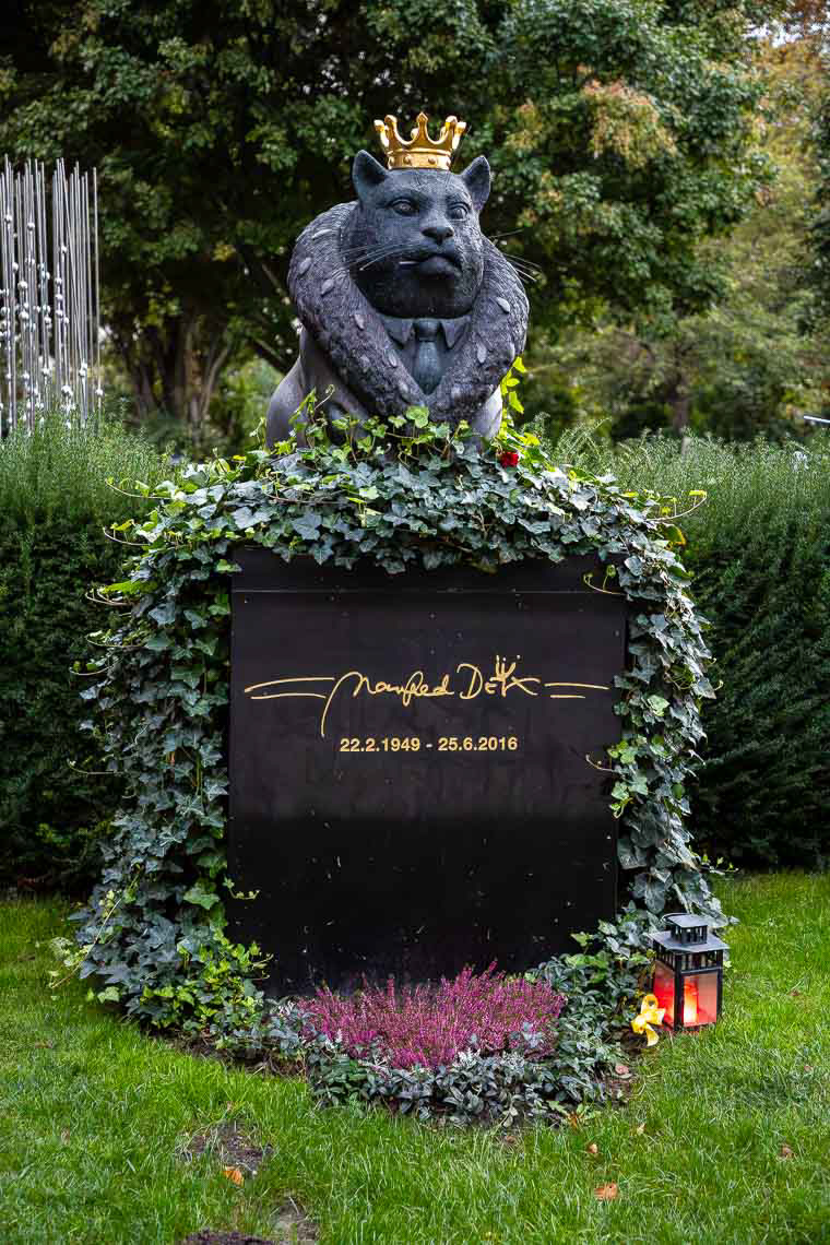 Ehrengrab von Manfred Deix (bekannter österreichischer Karikaturist, Grafiker und Cartoonist, 1949 - 2016) auf dem Zentralfriedhof Wien in Gruppe 33, Reihe 14, Grab Nummer 22.