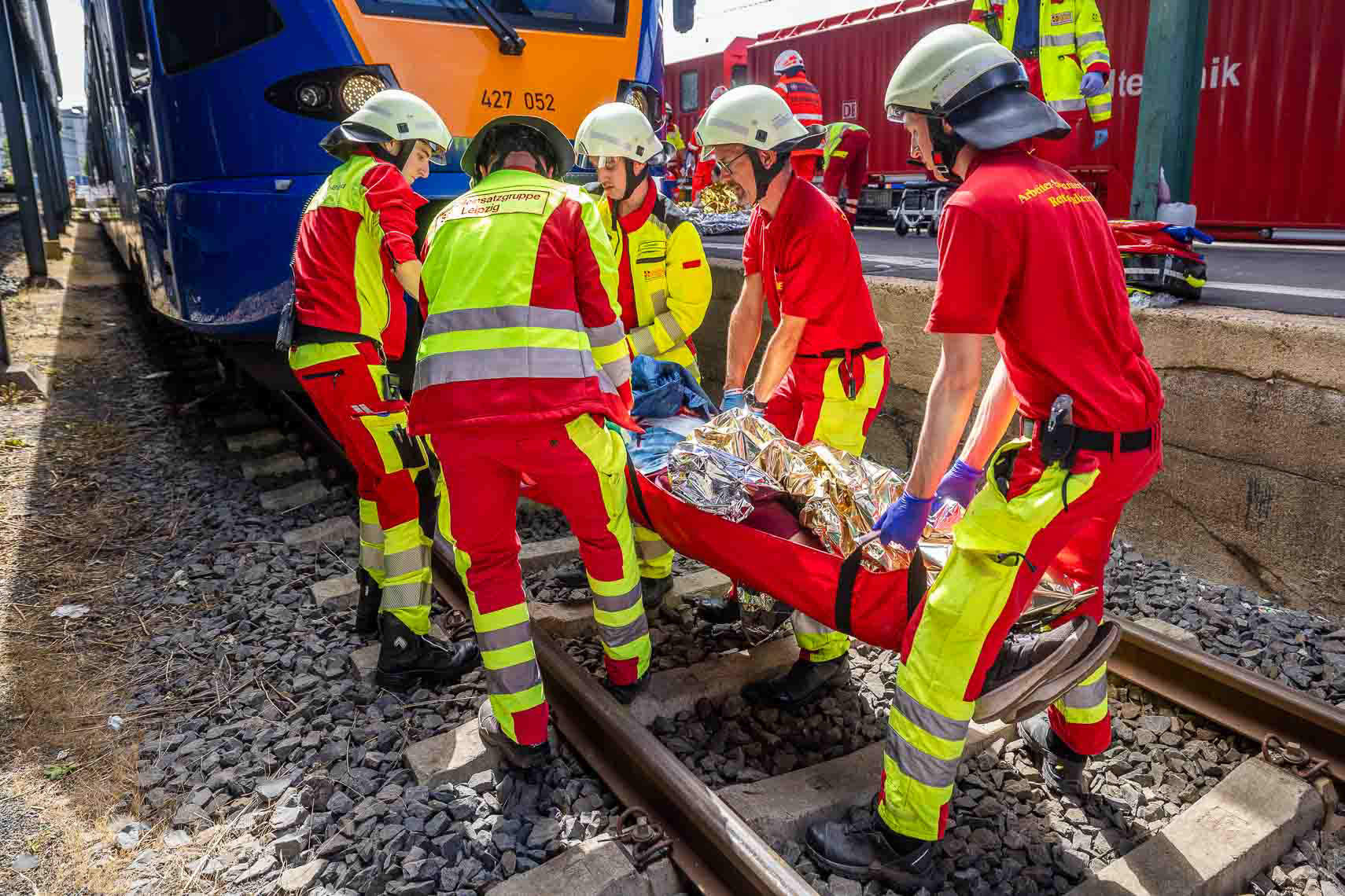 Im Rahmen der ASB-Bundesgroßübung wurde am Hauptbahnhof Kassel ein schwerer Bahnunfall mit zahlreichen Verletzten simuliert. Einsatzkräfte von ASB und anderen Hilfsorganisationen koordinierten die Evakuierung, Erstversorgung und den Abtransport der Betroffenen. Ziel der Übung war die Verbesserung der Zusammenarbeit und Transportlogistik bei einem Massenanfall von Verletzten. 27. Juni 2025, Kassel / Hessen / Deutschland