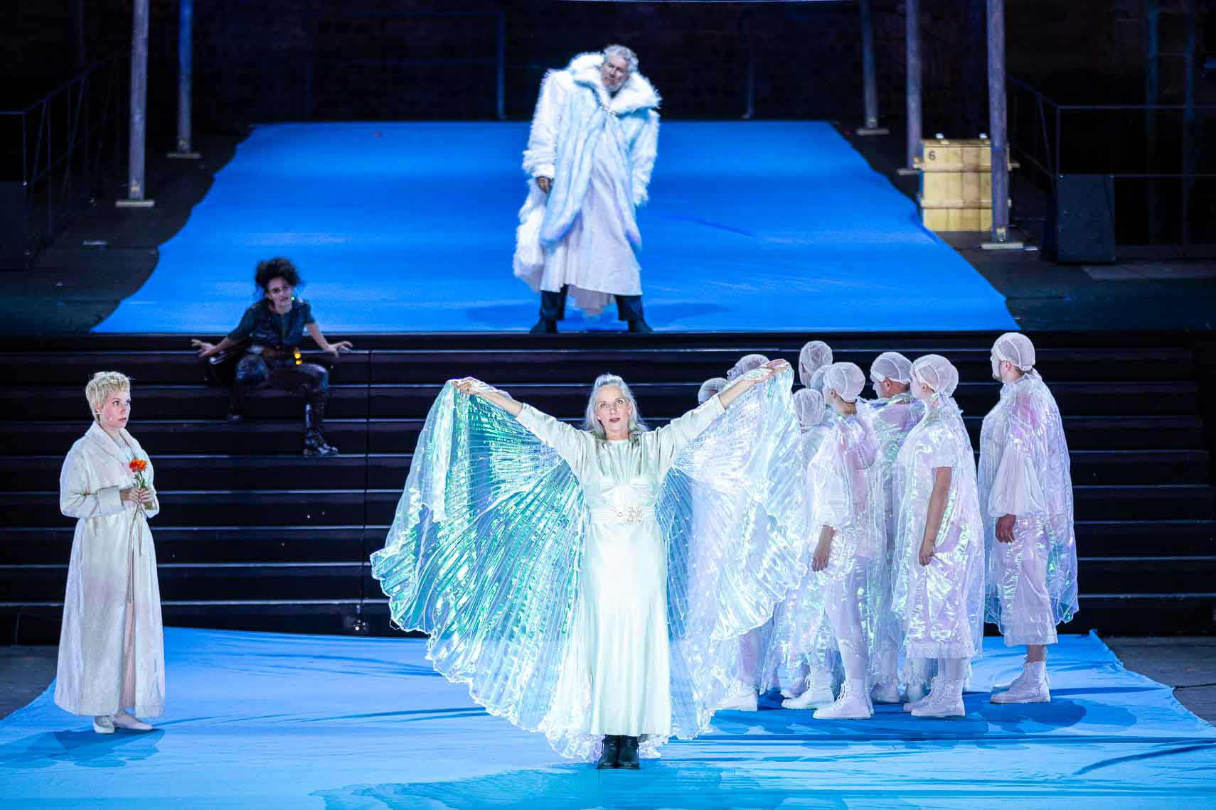 v.l. Uta Krüger (Cesario), Anna Graenzer (Puck), Bettina Hauenschild (Titania), Christian Nickel (Oberon), Generalprobe "Sommernachtsträume" bei den 74. Bad Hersfelder Festspiele 2025, 18. Juni 2025, Stiftsruine Bad Hersfeld / Hessen / Deutschland