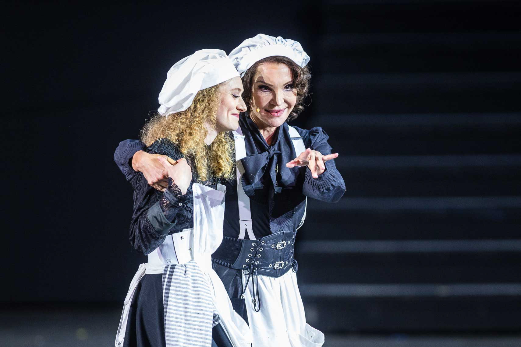 Alicja Rosinski (Küchenhilfe Rosalinde) mit Anouschka Renzi (Kammerzofe Katharina), Generalprobe "Sommernachtsträume" bei den 74. Bad Hersfelder Festspiele 2025, aufgenommen am 18. Juni 2025 in der Stiftsruine Bad Hersfeld (Hessen).