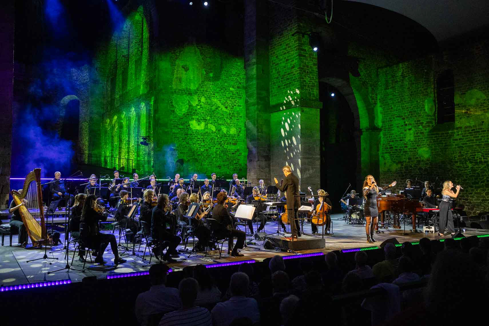 Christoph Wohlleben mit Orchester und Johanna Zett und Natascha Cecilia Hill bei der Abschlussgala der 75. Bad Hersfelder Festspiele in der Stiftsruine in Bad Hersfeld, Deutschland, 16. August 2026