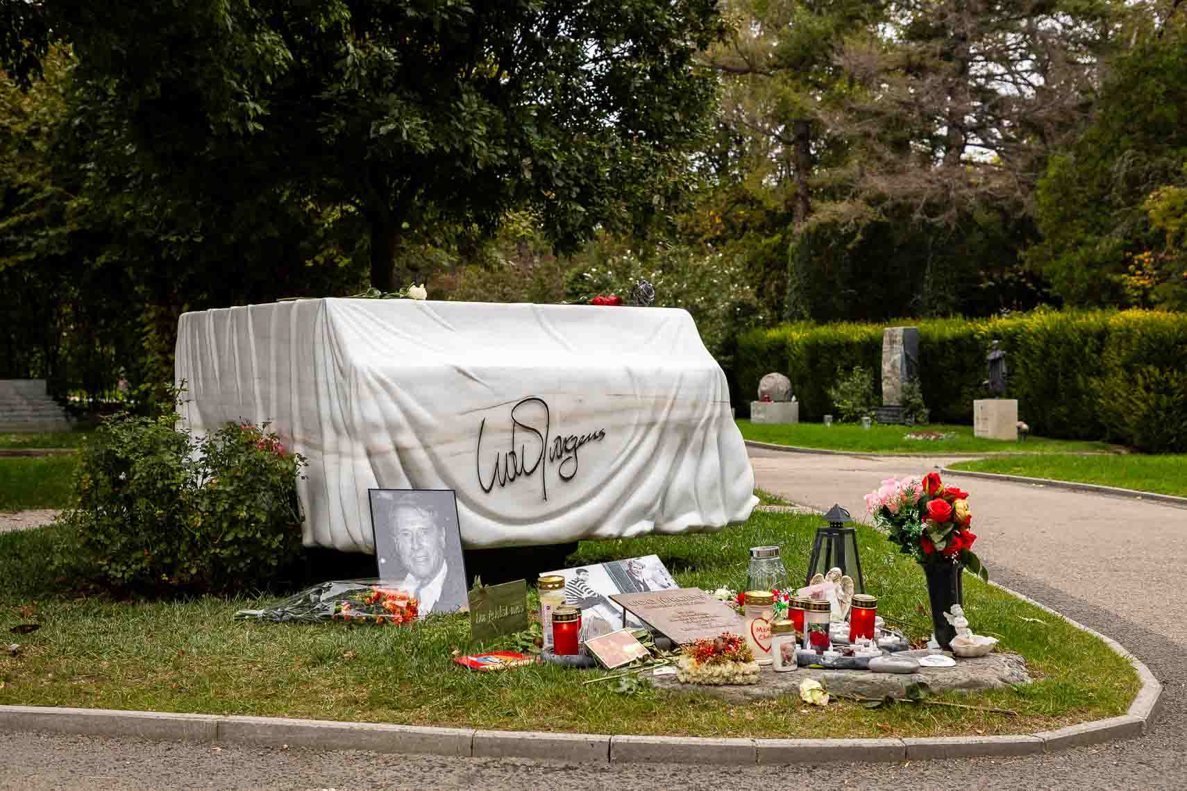 Grabstätte von Udo Jürgens (1934 - 2014) auf dem Zentralfriedhof Wien in Gruppe 33 G, Platz 85. Sein Ehrengrab wurde von seinem Bruder, Manfred Bockelmann, gestaltet und trägt die Inschrift „Ich lass' euch alles da“ aus seinem Liedtext. Die Urne ist in der Form eines Klaviers aus Laaser Marmor eingelassen.