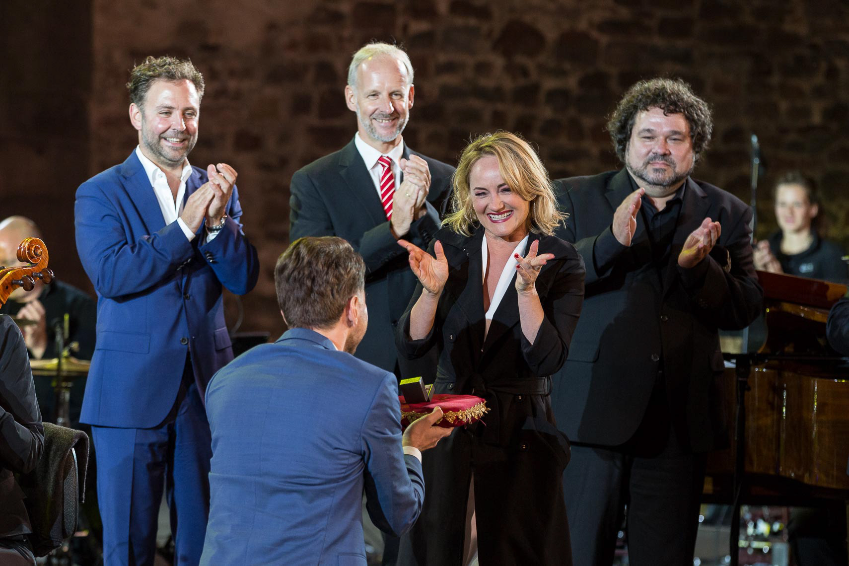 Katharine Mehrling (2vr) wird mit der Verleigung des Hersfelder Zuschauerpreis überrascht, bei ihr stehen Wolfgang Kurth (Sparkasse Hersfeld-Rotenburg), Intendant Joern Hinkel und Bürgermeister Thomas Fehling