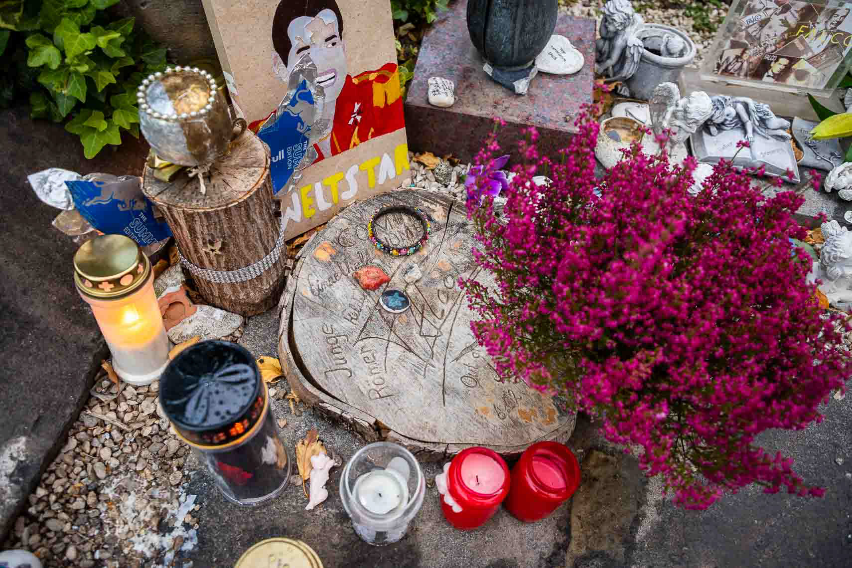 Ehrengrab von Musiker Hans Hölzel alias Falco (1957 - 1998) in Gruppe 40, Nr. 64 auf dem Zentralfriedhof Wien. Beigesetzt wurde er unter anderem in einem Versace-Hemd, zu den Klängen des 1985 von ihm gesungenen Bob-Dylan-Songs „It's All Over Now, Baby Blue". Falcos Sarg trugen jene Wiener Motorrad-Rocker, die 1985 im Video "Rock me Amadeus" mitgespielt hatten. Darauf lag der Mantel, den er in diesem Video getragen hatte. Tausende Menschen kamen zum Begräbnis. Die Idee, der Entwurf, die Planung und auch die Ausführung der steinernen Teile des Falco-Grabmales stammen von Erwin Zechmeister, Steinmetz in Hollabrunn. Die Glasplatte aus Panzerglas wurde in Tschechien hergestellt. Finanziert wurde das Grabmal von Falcos Freund, dem Geschäftsmann Ronald Seunig (Excalibur City). Kostenpunkt umgerechnet ca. 20 000 Euro. Die Aufstellung erfolgte 1999. Das Grabmal besteht aus drei Teilen: Falco - der Künstler (Obelisk), Falco - das Werk (Glasplatte), Falco - der Mensch (Säule). Neben dem Grab befindet sich eine Sitzbank für die Pilger, die neben ihm vorgesehenen letzten Ruhestätten werden nicht mehr belegt werden.