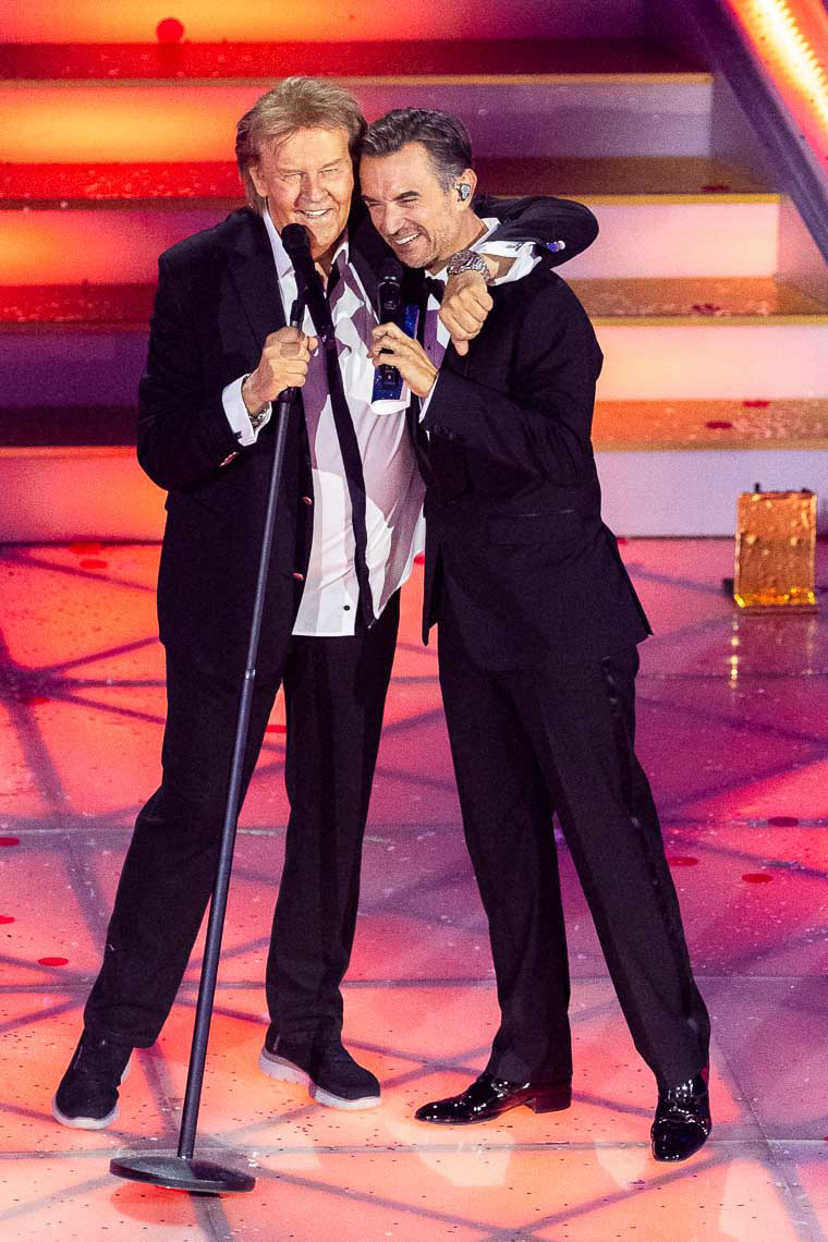 Howard Carpendale mit Florian Silbereisen bei der TV-Show "Das Adventsfest der 100.000 Lichter" im Congress Centrum Suhl, Deutschland, 29. November 2025.