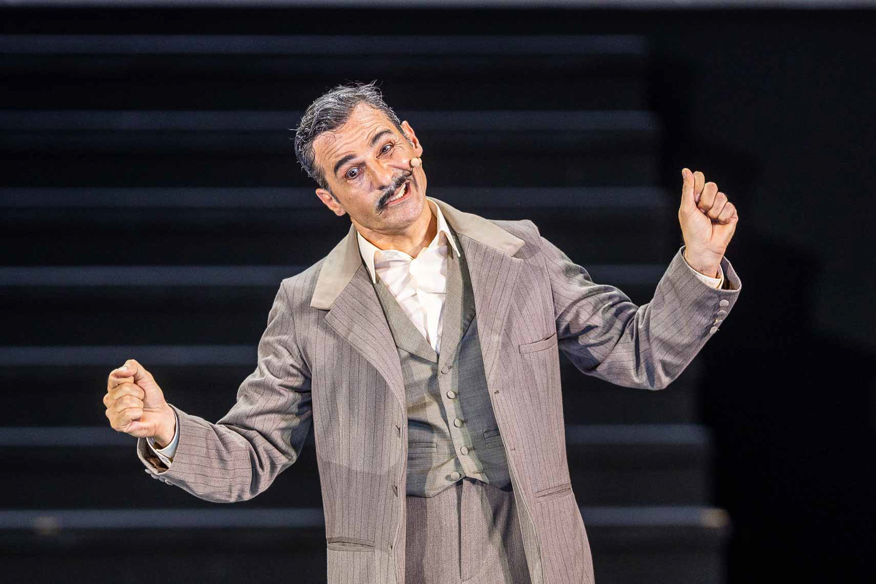 Erol Sander (Benedikt), Generalprobe "Sommernachtsträume" bei den 74. Bad Hersfelder Festspiele 2025, aufgenommen am 18. Juni 2025 in der Stiftsruine Bad Hersfeld (Hessen)..